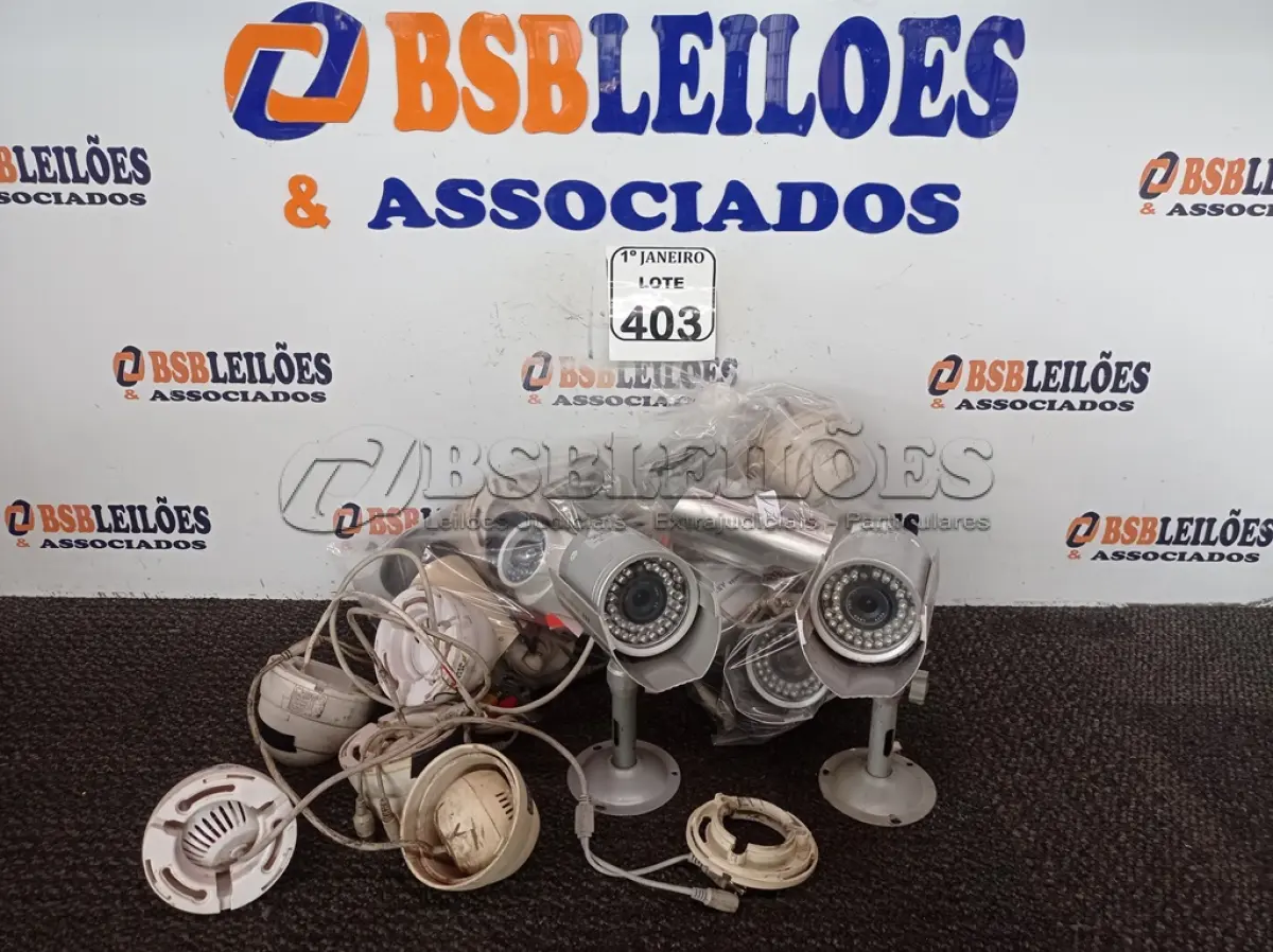LOTE 403 - 01 LOTE C/VÁRIAS CÂMERAS DE SEGURANÇA MARCAS E MODELOS DIVERSOS. (NO ESTADO) ATENÇÃO! FAZER A VISITAÇÃO ANTES DE ARREMATAR, NÃO SABEMOS SE FUNCIONA. LEILÃO NÃO TEM GARANTIA E NEM DEVOLUÇÃO, SUJEITO A POSSÍVEIS AVARIAS VISÍVEIS/OCULTAS E/OU AUSÊNCIA DE COMPONENTES.
