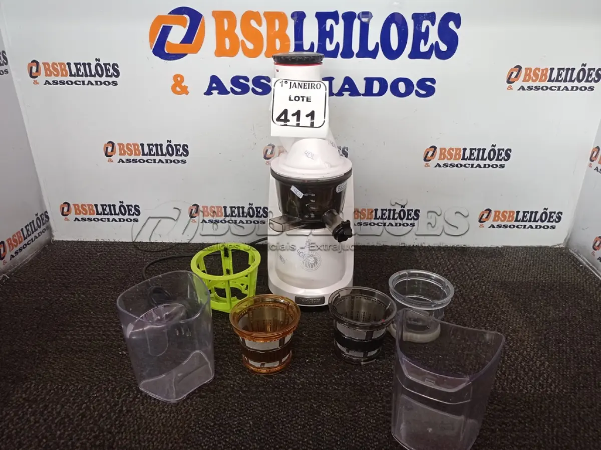 LOTE 411 - 01 EXTRATOR DE SUCOS MAXTRACTOR E MÁQUINA DE SORVETE MARCA ROYAL PRESTIGIE. (NO ESTADO) ATENÇÃO! FAZER A VISITAÇÃO ANTES DE ARREMATAR, NÃO SABEMOS SE FUNCIONA. LEILÃO NÃO TEM GARANTIA E NEM DEVOLUÇÃO, SUJEITO A POSSÍVEIS AVARIAS VISÍVEIS/OCULTAS E/OU AUSÊNCIA DE COMPONENTES