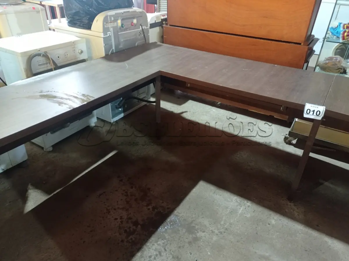 LOTE 010 - 01 MESA EM L DE CANTO EM MADEIRA. (NO ESTADO) ATENÇÃO! FAZER A VISITAÇÃO ANTES DE ARREMATAR, NÃO SABEMOS SE FUNCIONA. LEILÃO NÃO TEM GARANTIA E NEM DEVOLUÇÃO, SUJEITO A POSSÍVEIS AVARIAS VISÍVEIS/OCULTAS E/OU AUSÊNCIA DE COMPONENTES.