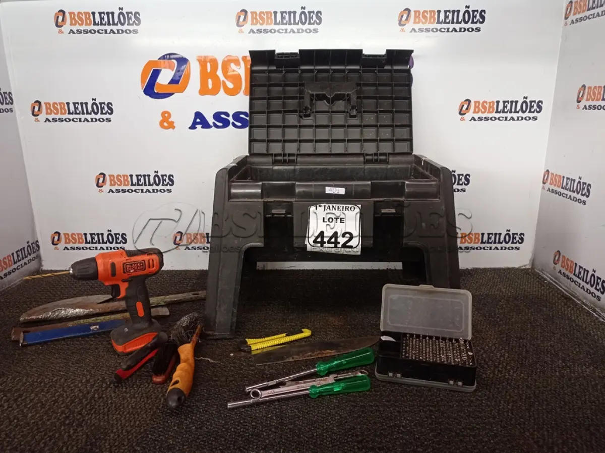 LOTE 442 - 01 CAIXA DE FERRAMENTAS COM 01 PARAFUSADEIRA MARCA BLACK DECKER E FERRAMENTAS DIVERSAS. (NO ESTADO) ATENÇÃO! FAZER A VISITAÇÃO ANTES DE ARREMATAR, NÃO SABEMOS SE FUNCIONA. LEILÃO NÃO TEM GARANTIA E NEM DEVOLUÇÃO, SUJEITO A POSSÍVEIS AVARIAS VISÍVEIS/OCULTAS E/OU AUSÊNCIA DE COMPONENTES.