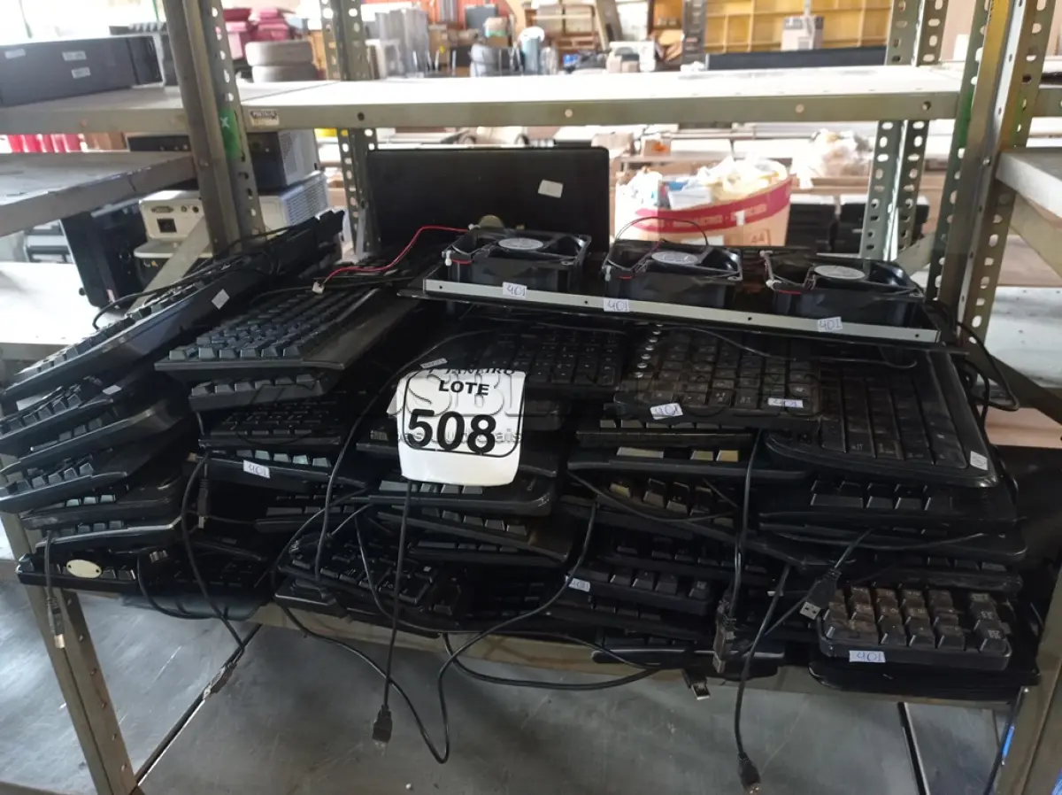LOTE 508 - 01 LOTE C/GRANDE QUANTIDADE DE TECLADOS MARCASSE MODELOS DIVERSOS E 03 COOLERS. (NO ESTADO) ATENÇÃO! FAZER A VISITAÇÃO ANTES DE ARREMATAR, NÃO SABEMOS SE FUNCIONA. LEILÃO NÃO TEM GARANTIA E NEM DEVOLUÇÃO, SUJEITO A POSSÍVEIS AVARIAS VISÍVEIS/OCULTAS E/OU AUSÊNCIA DE COMPONENTES.