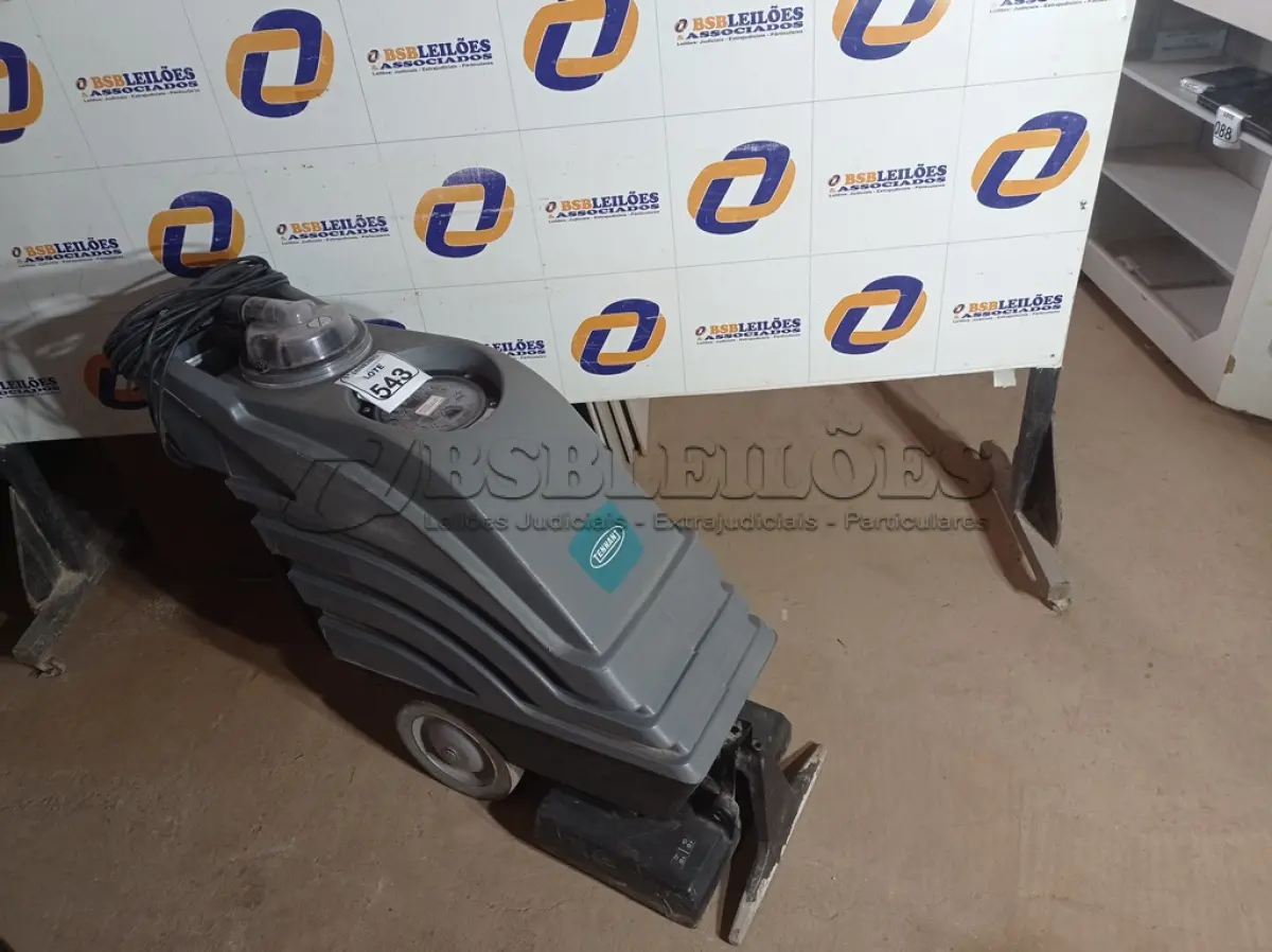 LOTE 543 - 01 LAVADORA DE CARPETES INDUSTRIAL MARCA TENNANT. (NO ESTADO) ATENÇÃO! FAZER A VISITAÇÃO ANTES DE ARREMATAR, NÃO SABEMOS SE FUNCIONA. LEILÃO NÃO TEM GARANTIA E NEM DEVOLUÇÃO, SUJEITO A POSSÍVEIS AVARIAS VISÍVEIS/OCULTAS E/OU AUSÊNCIA DE COMPONENTES.
