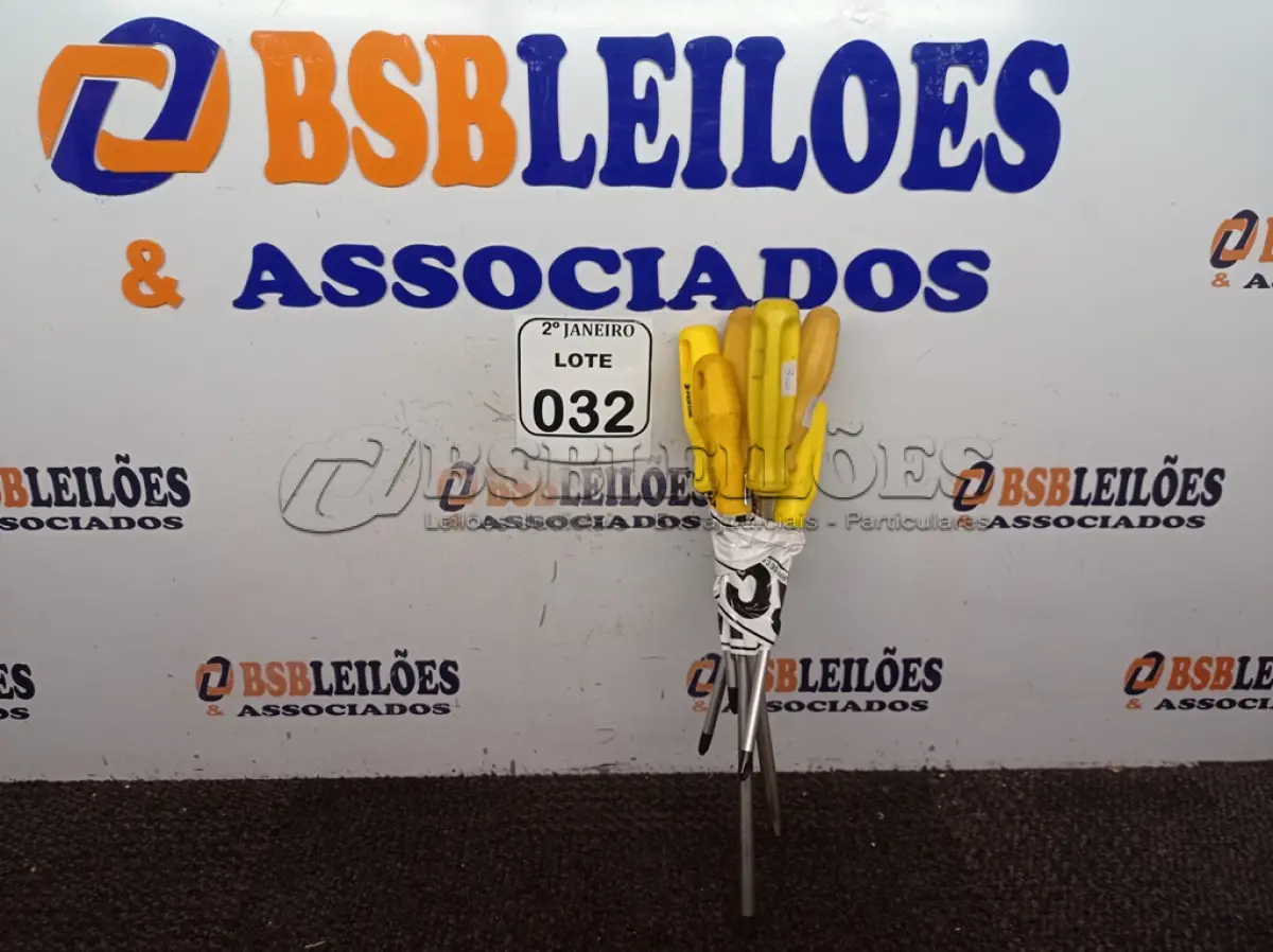 LOTE 032 - 06 CHAVES PHILIPS TAMANHOS DIVERSOS. (NO ESTADO) ATENÇÃO! FAZER A VISITAÇÃO ANTES DE ARREMATAR, NÃO SABEMOS SE FUNCIONA. LEILÃO NÃO TEM GARANTIA E NEM DEVOLUÇÃO, SUJEITO A POSSÍVEIS AVARIAS VISÍVEIS/OCULTAS E/OU AUSÊNCIA DE COMPONENTES.