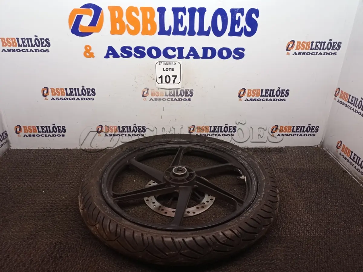LOTE 107 - 01 RODA P/MOTO COM PNEU E CÂMARA DE AR, ARO “18. PARA HONDA 150 E 160 CILINDRADAS. (NO ESTADO) ATENÇÃO! FAZER A VISITAÇÃO ANTES DE ARREMATAR, NÃO SABEMOS SE FUNCIONA. LEILÃO NÃO TEM GARANTIA E NEM DEVOLUÇÃO, SUJEITO A POSSÍVEIS AVARIAS VISÍVEIS/OCULTAS E/OU AUSÊNCIA DE COMPONENTES.