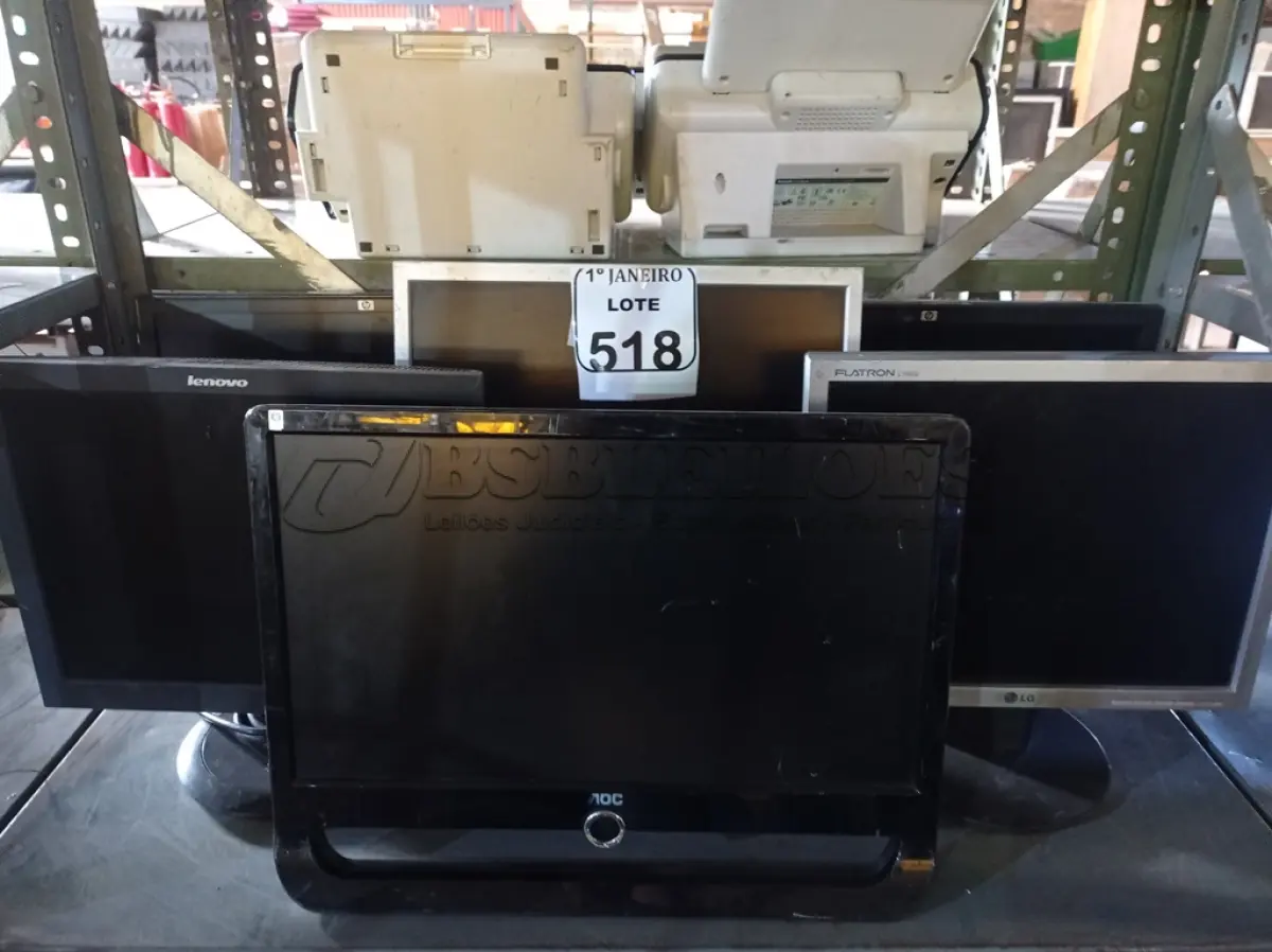 LOTE 518 - 05 MONITORES LCD MARCAS E MODELOS DIVERSOS E 01 ALL IN ONE MARCA AOC. (NO ESTADO) ATENÇÃO! FAZER A VISITAÇÃO ANTES DE ARREMATAR, NÃO SABEMOS SE FUNCIONA. LEILÃO NÃO TEM GARANTIA E NEM DEVOLUÇÃO, SUJEITO A POSSÍVEIS AVARIAS VISÍVEIS/OCULTAS E/OU AUSÊNCIA DE COMPONENTES.