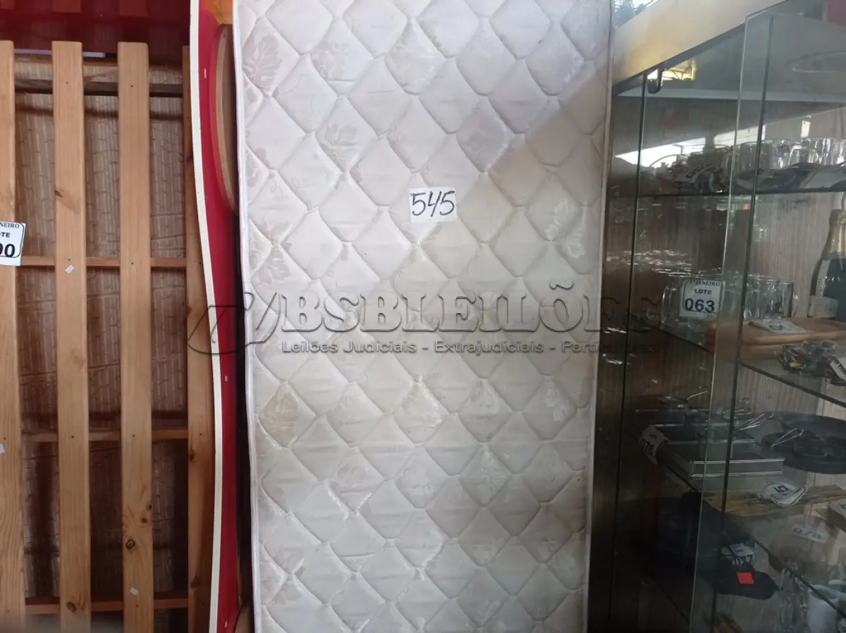 LOTE 545 - 01 CAMA BOX DE CASAL C/COLCHÃO. (NO ESTADO) ATENÇÃO! FAZER A VISITAÇÃO ANTES DE ARREMATAR, NÃO SABEMOS SE FUNCIONA. LEILÃO NÃO TEM GARANTIA E NEM DEVOLUÇÃO, SUJEITO A POSSÍVEIS AVARIAS VISÍVEIS/OCULTAS E/OU AUSÊNCIA DE COMPONENTES.