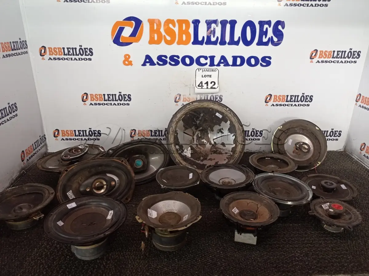 LOTE 412 - 01 LOTE C/VÁRIOS ALTO-FALANTES MARCAS E MODELOS DIVERSOS. (NO ESTADO) ATENÇÃO! FAZER A VISITAÇÃO ANTES DE ARREMATAR, NÃO SABEMOS SE FUNCIONA. LEILÃO NÃO TEM GARANTIA E NEM DEVOLUÇÃO, SUJEITO A POSSÍVEIS AVARIAS VISÍVEIS/OCULTAS E/OU AUSÊNCIA DE COMPONENTES.