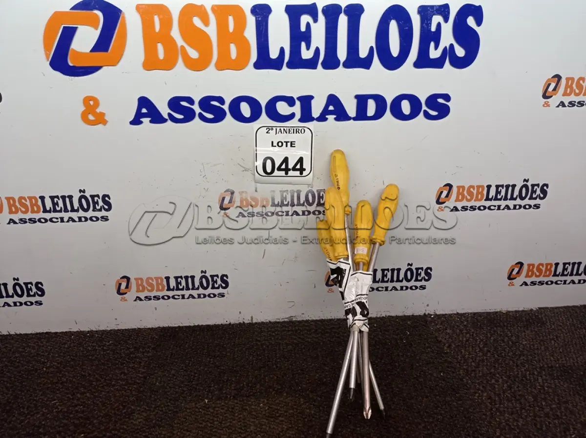 LOTE 044 - 06 CHAVES PHILIPS TAMANHOS DIVERSOS. (NO ESTADO) ATENÇÃO! FAZER A VISITAÇÃO ANTES DE ARREMATAR, NÃO SABEMOS SE FUNCIONA. LEILÃO NÃO TEM GARANTIA E NEM DEVOLUÇÃO, SUJEITO A POSSÍVEIS AVARIAS VISÍVEIS/OCULTAS E/OU AUSÊNCIA DE COMPONENTES.
