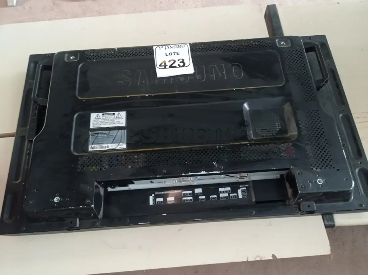 LOTE 423 - 01 MONITOR P/CÂMERA DE SEGURANÇA MARCA SAMSUNG. (NO ESTADO) ATENÇÃO! FAZER A VISITAÇÃO ANTES DE ARREMATAR, NÃO SABEMOS SE FUNCIONA. LEILÃO NÃO TEM GARANTIA E NEM DEVOLUÇÃO, SUJEITO A POSSÍVEIS AVARIAS VISÍVEIS/OCULTAS E/OU AUSÊNCIA DE COMPONENTES.
