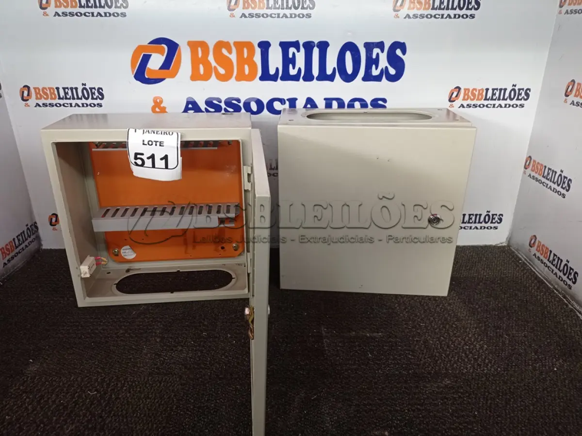LOTE 511 - 02 QUADROS DE DISTRIBUIÇÃO ELÉTRICA DE FERRO. (NO ESTADO) ATENÇÃO! FAZER A VISITAÇÃO ANTES DE ARREMATAR, NÃO SABEMOS SE FUNCIONA. LEILÃO NÃO TEM GARANTIA E NEM DEVOLUÇÃO, SUJEITO A POSSÍVEIS AVARIAS VISÍVEIS/OCULTAS E/OU AUSÊNCIA DE COMPONENTES.
