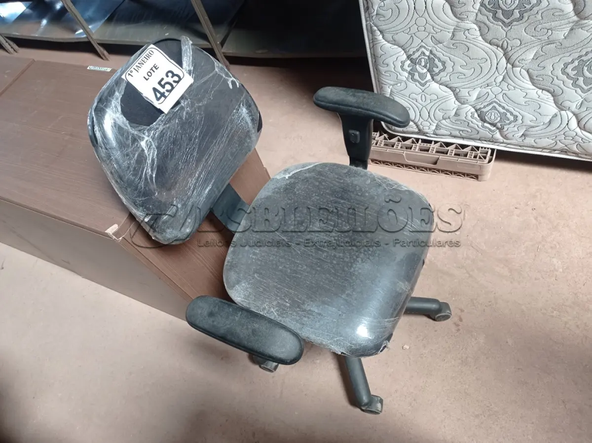 LOTE 453 - 01 CADEIRA GIRATÓRIA ESTOFADA NA COR PRETA. (NO ESTADO) ATENÇÃO! FAZER A VISITAÇÃO ANTES DE ARREMATAR, NÃO SABEMOS SE FUNCIONA. LEILÃO NÃO TEM GARANTIA E NEM DEVOLUÇÃO, SUJEITO A POSSÍVEIS AVARIAS VISÍVEIS/OCULTAS E/OU AUSÊNCIA DE COMPONENTES.