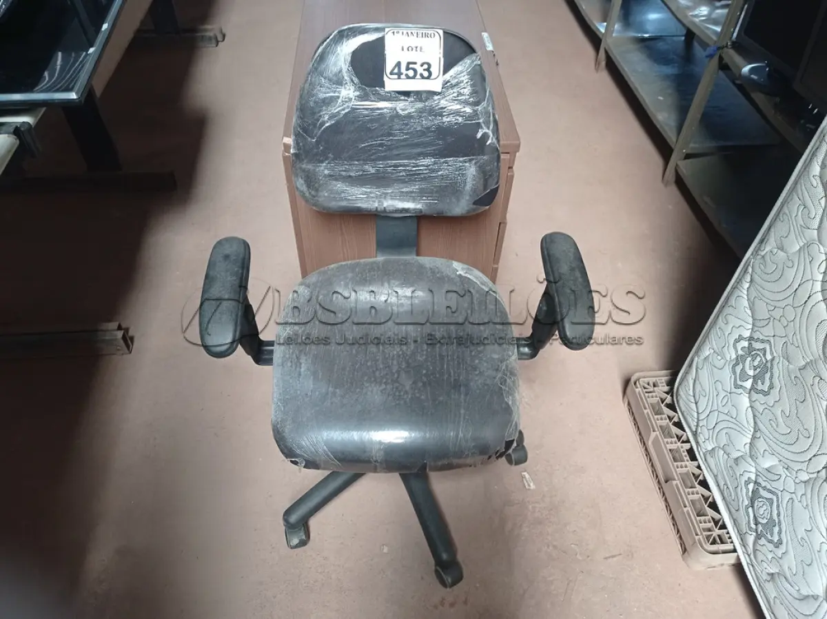 LOTE 453 - 01 CADEIRA GIRATÓRIA ESTOFADA NA COR PRETA. (NO ESTADO) ATENÇÃO! FAZER A VISITAÇÃO ANTES DE ARREMATAR, NÃO SABEMOS SE FUNCIONA. LEILÃO NÃO TEM GARANTIA E NEM DEVOLUÇÃO, SUJEITO A POSSÍVEIS AVARIAS VISÍVEIS/OCULTAS E/OU AUSÊNCIA DE COMPONENTES.
