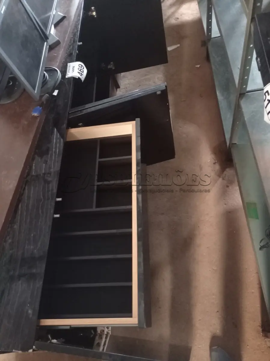 LOTE 469 - 01 ARMÁRIO BAIXO NA COR MARROM EM MADEIRA C/05 PORTAS. (NO ESTADO) ATENÇÃO! FAZER A VISITAÇÃO ANTES DE ARREMATAR, NÃO SABEMOS SE FUNCIONA. LEILÃO NÃO TEM GARANTIA E NEM DEVOLUÇÃO, SUJEITO A POSSÍVEIS AVARIAS VISÍVEIS/OCULTAS E/OU AUSÊNCIA DE COMPONENTES.