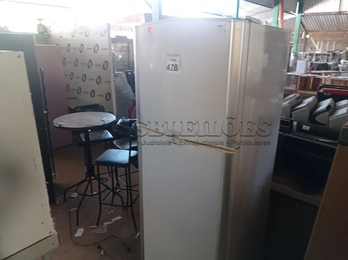 LOTE 478 - 01 GELADEIRA 220V MARCA BRASTEMP. (NO ESTADO) ATENÇÃO! FAZER A VISITAÇÃO ANTES DE ARREMATAR, NÃO SABEMOS SE FUNCIONA. LEILÃO NÃO TEM GARANTIA E NEM DEVOLUÇÃO, SUJEITO A POSSÍVEIS AVARIAS VISÍVEIS/OCULTAS E/OU AUSÊNCIA DE COMPONENTES.