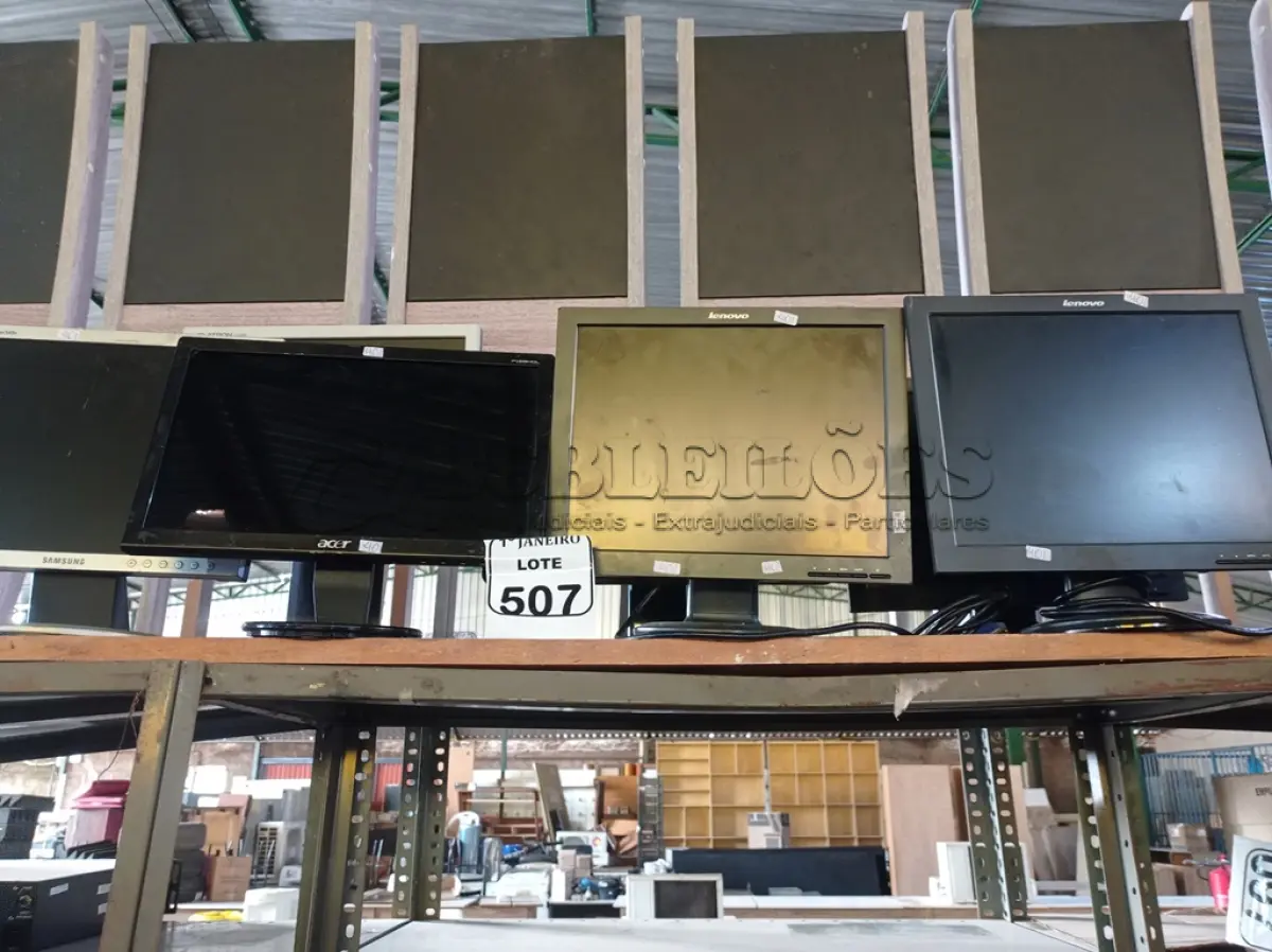 LOTE 507 - 07 MONITORES LCD MARCAS E MODELOS DIVERSOS. (NO ESTADO) ATENÇÃO! FAZER A VISITAÇÃO ANTES DE ARREMATAR, NÃO SABEMOS SE FUNCIONA. LEILÃO NÃO TEM GARANTIA E NEM DEVOLUÇÃO, SUJEITO A POSSÍVEIS AVARIAS VISÍVEIS/OCULTAS E/OU AUSÊNCIA DE COMPONENTES.