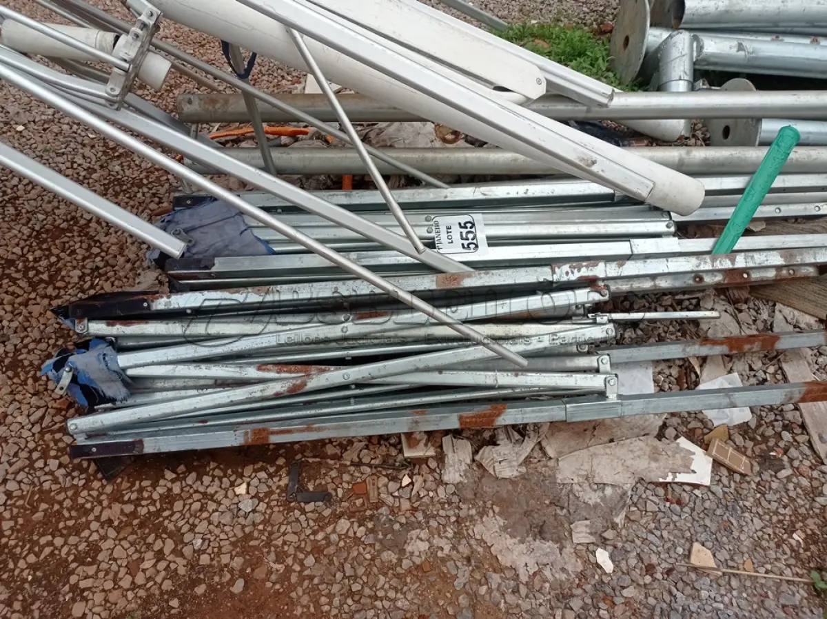 LOTE 555 - 01 TENDA SANFONADA S/LONA. (NO ESTADO) ATENÇÃO! FAZER A VISITAÇÃO ANTES DE ARREMATAR, NÃO SABEMOS SE FUNCIONA. LEILÃO NÃO TEM GARANTIA E NEM DEVOLUÇÃO, SUJEITO A POSSÍVEIS AVARIAS VISÍVEIS/OCULTAS E/OU AUSÊNCIA DE COMPONENTES.