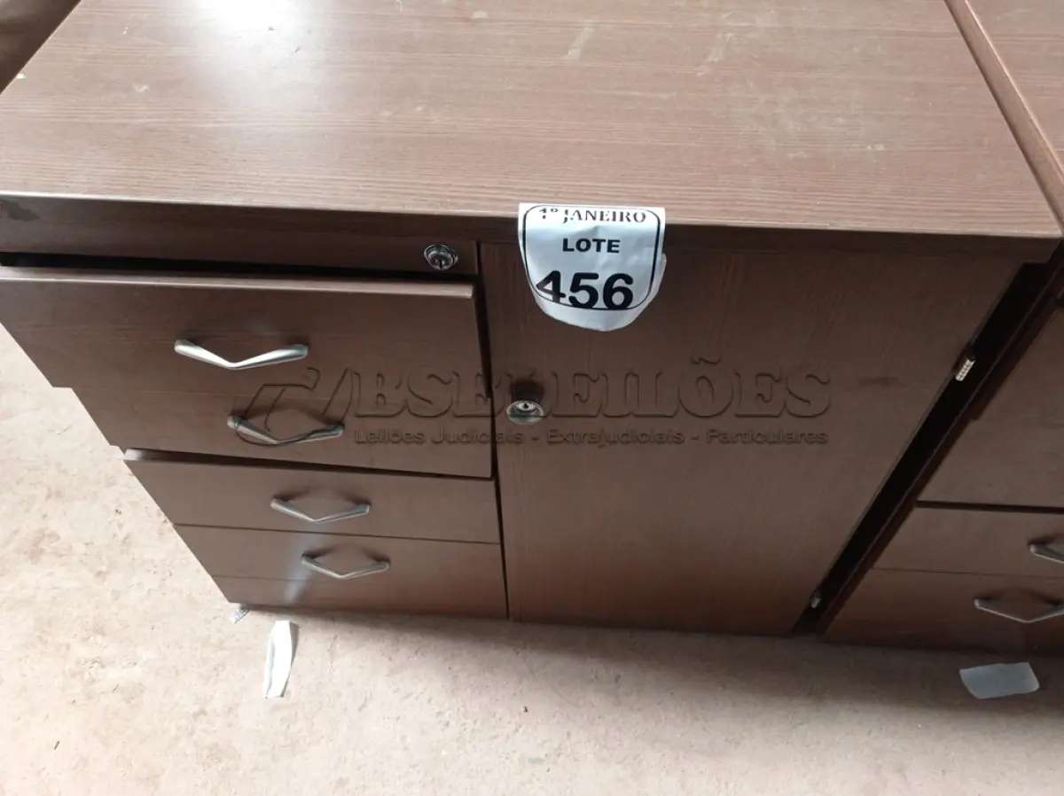 LOTE 456 - 01 ARMÁRIO BAIXO NA COR MARROM C/01 PORTA E 04 GAVETAS. (NO ESTADO) ATENÇÃO! FAZER A VISITAÇÃO ANTES DE ARREMATAR, NÃO SABEMOS SE FUNCIONA. LEILÃO NÃO TEM GARANTIA E NEM DEVOLUÇÃO, SUJEITO A POSSÍVEIS AVARIAS VISÍVEIS/OCULTAS E/OU AUSÊNCIA DE COMPONENTES.