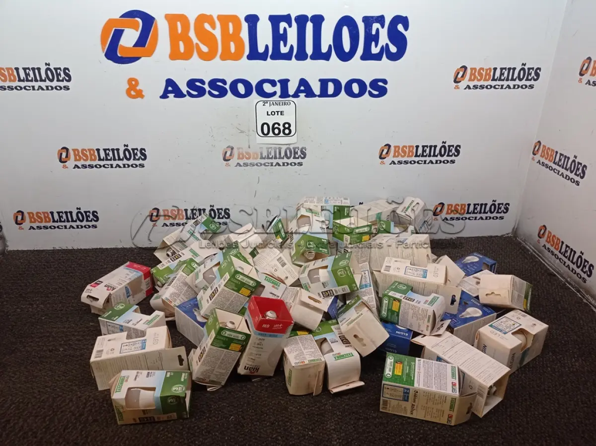 LOTE 068 - 01 CAIXA C/APROXIMADAMENTE 30 LÂMPADAS MODELOS DIVERSOS. (NOVO). (NO ESTADO) ATENÇÃO! FAZER A VISITAÇÃO ANTES DE ARREMATAR, NÃO SABEMOS SE FUNCIONA. LEILÃO NÃO TEM GARANTIA E NEM DEVOLUÇÃO, SUJEITO A POSSÍVEIS AVARIAS VISÍVEIS/OCULTAS E/OU AUSÊNCIA DE COMPONENTES.