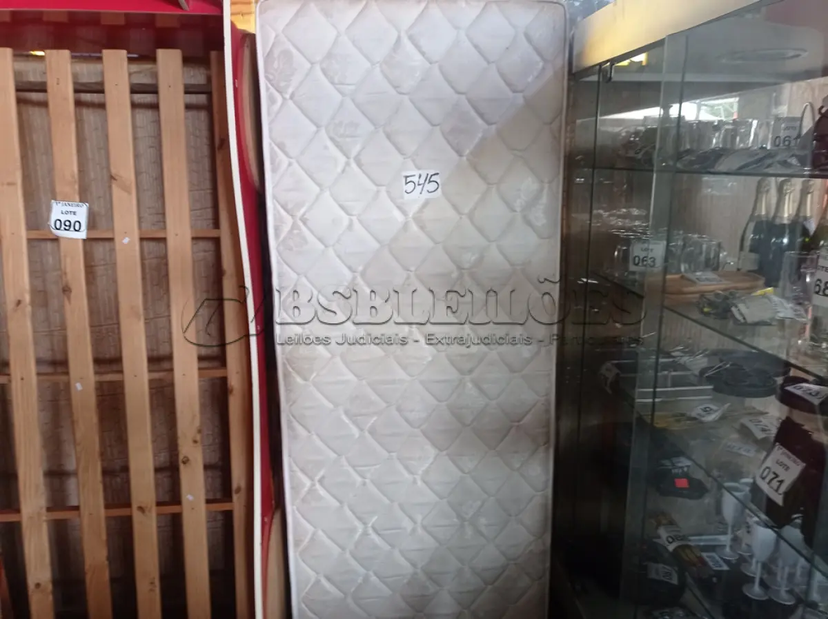 LOTE 545 - 01 CAMA BOX DE CASAL C/COLCHÃO. (NO ESTADO) ATENÇÃO! FAZER A VISITAÇÃO ANTES DE ARREMATAR, NÃO SABEMOS SE FUNCIONA. LEILÃO NÃO TEM GARANTIA E NEM DEVOLUÇÃO, SUJEITO A POSSÍVEIS AVARIAS VISÍVEIS/OCULTAS E/OU AUSÊNCIA DE COMPONENTES.
