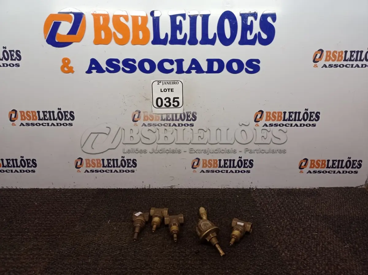 LOTE 035 - 05 REGISTROS PARA BANHEIRO DIVERSOS. (NO ESTADO) ATENÇÃO! FAZER A VISITAÇÃO ANTES DE ARREMATAR, NÃO SABEMOS SE FUNCIONA. LEILÃO NÃO TEM GARANTIA E NEM DEVOLUÇÃO, SUJEITO A POSSÍVEIS AVARIAS VISÍVEIS/OCULTAS E/OU AUSÊNCIA DE COMPONENTES.