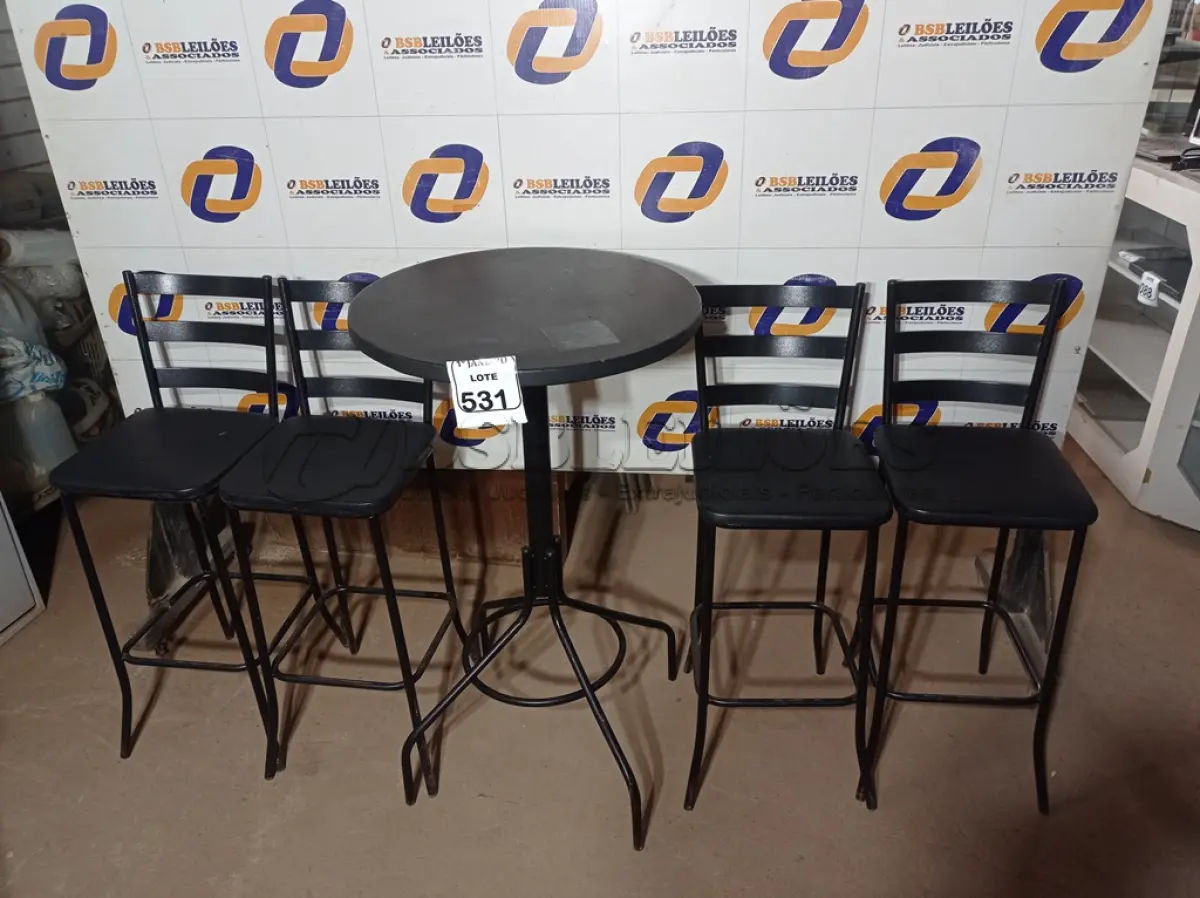 LOTE 531 - 01 MESA BISTRÔ C/04 BAQUETAS. (NO ESTADO) ATENÇÃO! FAZER A VISITAÇÃO ANTES DE ARREMATAR, NÃO SABEMOS SE FUNCIONA. LEILÃO NÃO TEM GARANTIA E NEM DEVOLUÇÃO, SUJEITO A POSSÍVEIS AVARIAS VISÍVEIS/OCULTAS E/OU AUSÊNCIA DE COMPONENTES.