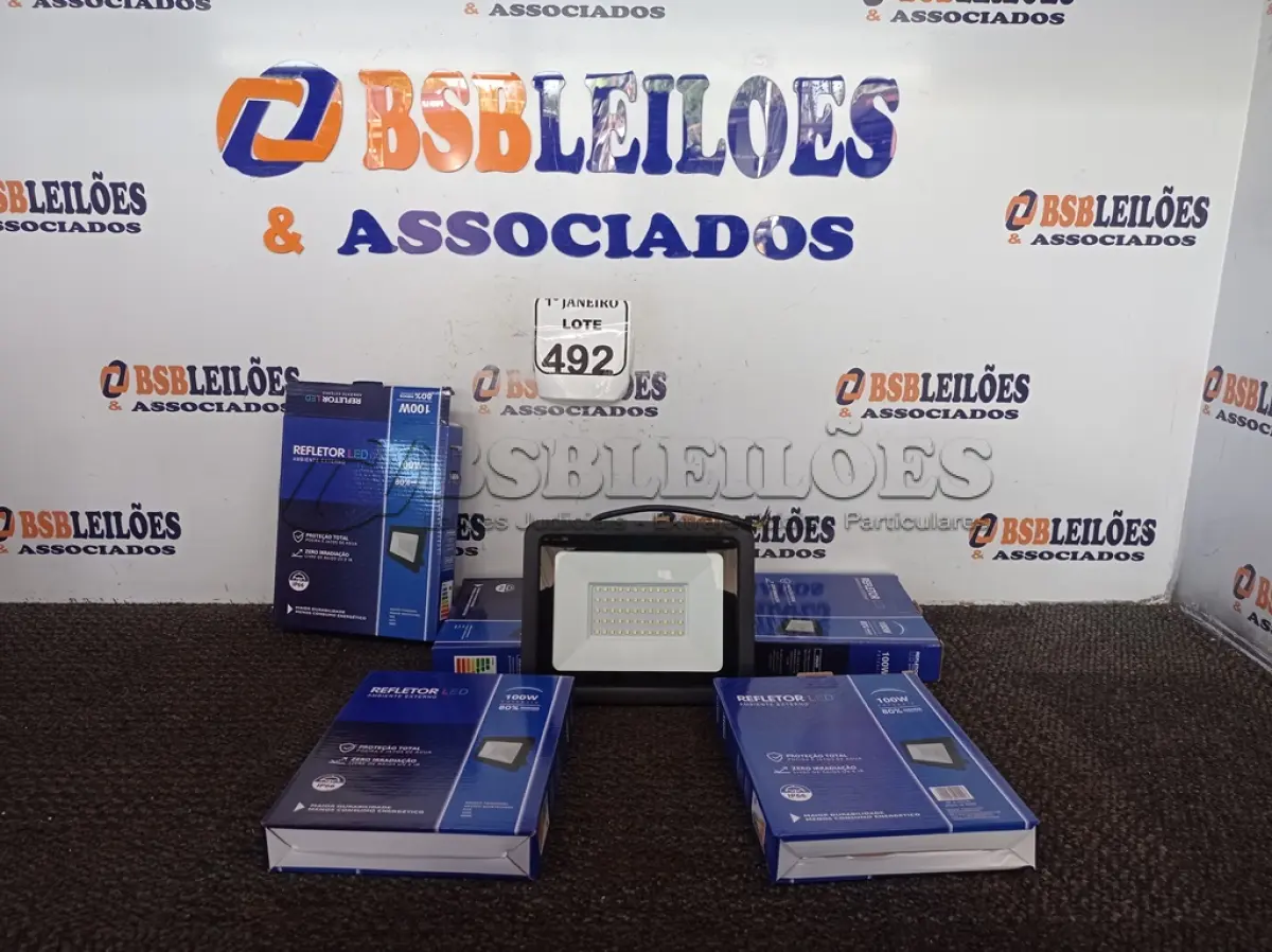 LOTE 492 - 05 REFLETORES DE LED AMBIENTE EXTERNO 100W CADA (NOVO). (NO ESTADO) ATENÇÃO! FAZER A VISITAÇÃO ANTES DE ARREMATAR, NÃO SABEMOS SE FUNCIONA. LEILÃO NÃO TEM GARANTIA E NEM DEVOLUÇÃO, SUJEITO A POSSÍVEIS AVARIAS VISÍVEIS/OCULTAS E/OU AUSÊNCIA DE COMPONENTES.