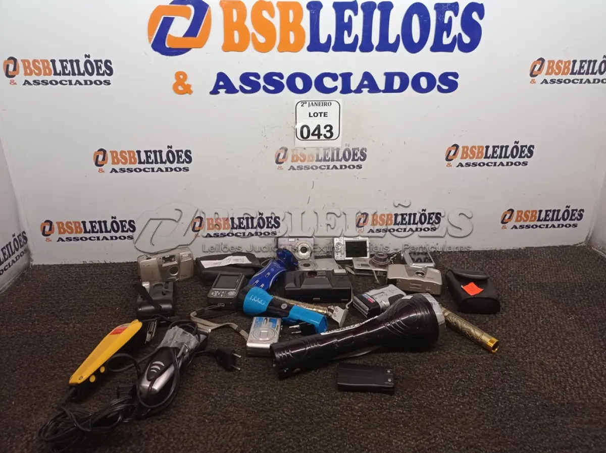 LOTE 043 - 07 CÂMERAS DIGITAIS E 04 CÂMERAS ANALÓGICA MARCAS E MODELOS DIVERSOS. (NO ESTADO) ATENÇÃO! FAZER A VISITAÇÃO ANTES DE ARREMATAR, NÃO SABEMOS SE FUNCIONA. LEILÃO NÃO TEM GARANTIA E NEM DEVOLUÇÃO, SUJEITO A POSSÍVEIS AVARIAS VISÍVEIS/OCULTAS E/OU AUSÊNCIA DE COMPONENTES.