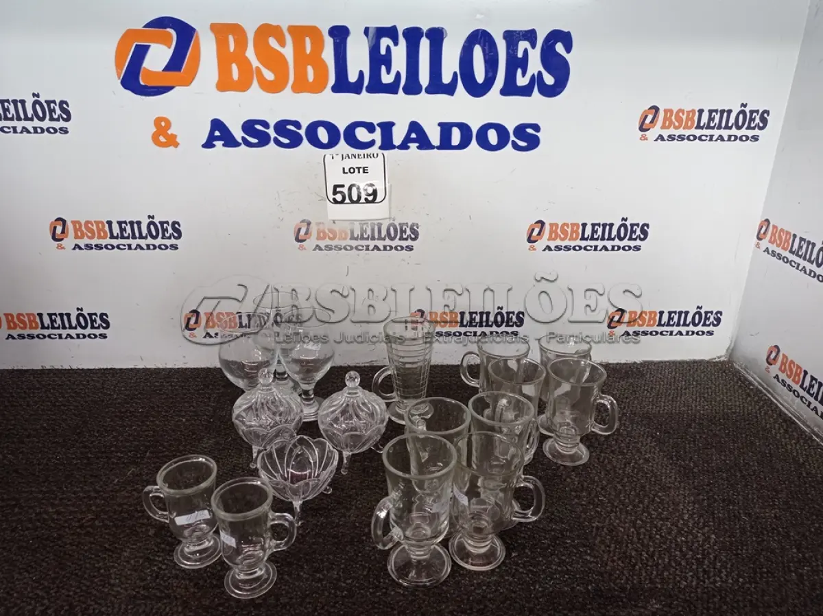 LOTE 509 - 01 LOTE C/VÁRIAS TAÇAS E COPOS DIVERSOS. (NO ESTADO) ATENÇÃO! FAZER A VISITAÇÃO ANTES DE ARREMATAR, NÃO SABEMOS SE FUNCIONA. LEILÃO NÃO TEM GARANTIA E NEM DEVOLUÇÃO, SUJEITO A POSSÍVEIS AVARIAS VISÍVEIS/OCULTAS E/OU AUSÊNCIA DE COMPONENTES.