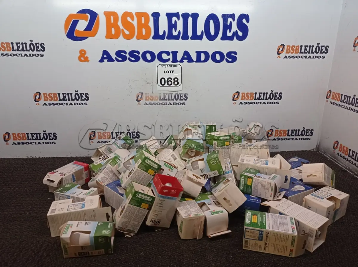 LOTE 068 - 01 CAIXA C/APROXIMADAMENTE 30 LÂMPADAS MODELOS DIVERSOS. (NOVO). (NO ESTADO) ATENÇÃO! FAZER A VISITAÇÃO ANTES DE ARREMATAR, NÃO SABEMOS SE FUNCIONA. LEILÃO NÃO TEM GARANTIA E NEM DEVOLUÇÃO, SUJEITO A POSSÍVEIS AVARIAS VISÍVEIS/OCULTAS E/OU AUSÊNCIA DE COMPONENTES.