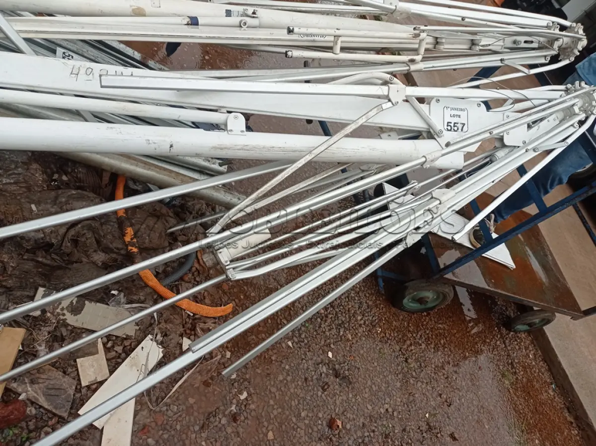 LOTE 557 - 01 OMBRELONE EM ALUMÍNIO S/LONA E C/BASE DE FERRO. (NO ESTADO) ATENÇÃO! FAZER A VISITAÇÃO ANTES DE ARREMATAR, NÃO SABEMOS SE FUNCIONA. LEILÃO NÃO TEM GARANTIA E NEM DEVOLUÇÃO, SUJEITO A POSSÍVEIS AVARIAS VISÍVEIS/OCULTAS E/OU AUSÊNCIA DE COMPONENTES.