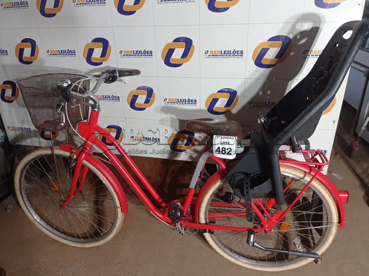 LOTE 482 - 01 BICICLETA COM FAROL E LANTERNA TRASEIRA IMPORTADA P/PASSEIO C/CADEIRA DE TRANSPORTE INFANTIL MARCA B.TWIN. (NO ESTADO) ATENÇÃO! FAZER A VISITAÇÃO ANTES DE ARREMATAR, NÃO SABEMOS SE FUNCIONA. LEILÃO NÃO TEM GARANTIA E NEM DEVOLUÇÃO, SUJEITO A POSSÍVEIS AVARIAS VISÍVEIS/OCULTAS E/OU AUSÊNCIA DE COMPONENTES.