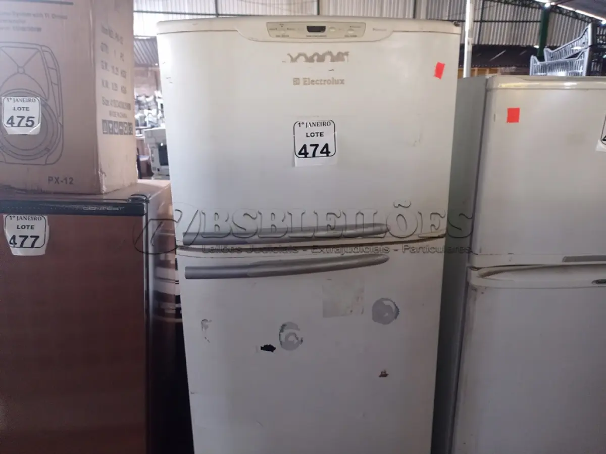 LOTE 474 - 01 GELADEIRA 220V MARCA ELECTROLUX. (NO ESTADO) ATENÇÃO! FAZER A VISITAÇÃO ANTES DE ARREMATAR, NÃO SABEMOS SE FUNCIONA. LEILÃO NÃO TEM GARANTIA E NEM DEVOLUÇÃO, SUJEITO A POSSÍVEIS AVARIAS VISÍVEIS/OCULTAS E/OU AUSÊNCIA DE COMPONENTES.