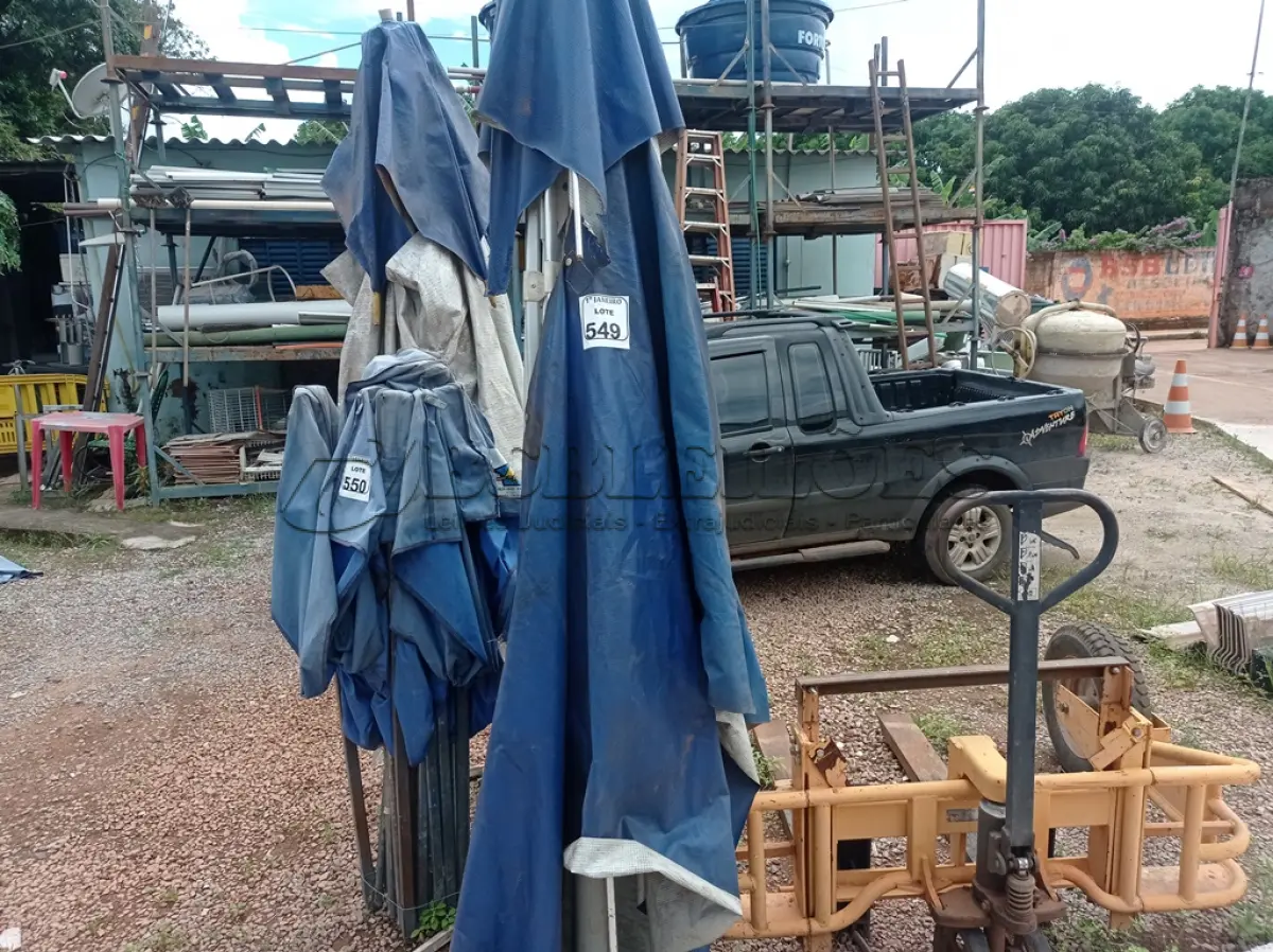LOTE 549 - 01 OMBRELONE EM ALUMÍNIO C/LONA E C/BASE DE FERRO. (NO ESTADO) ATENÇÃO! FAZER A VISITAÇÃO ANTES DE ARREMATAR, NÃO SABEMOS SE FUNCIONA. LEILÃO NÃO TEM GARANTIA E NEM DEVOLUÇÃO, SUJEITO A POSSÍVEIS AVARIAS VISÍVEIS/OCULTAS E/OU AUSÊNCIA DE COMPONENTES.