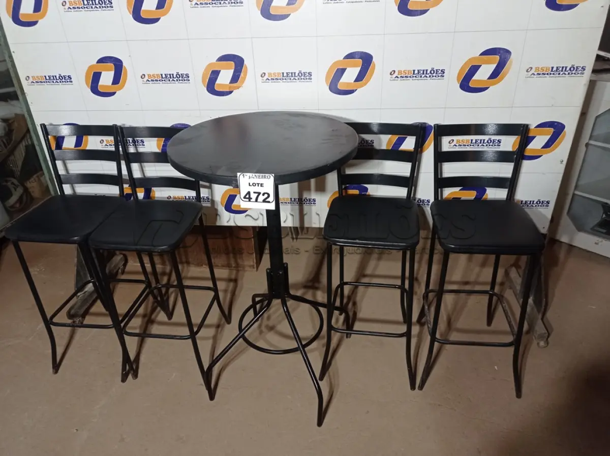 LOTE 472 - 01 MESA BISTRÔ C/04 BANQUETAS. (NO ESTADO) ATENÇÃO! FAZER A VISITAÇÃO ANTES DE ARREMATAR, NÃO SABEMOS SE FUNCIONA. LEILÃO NÃO TEM GARANTIA E NEM DEVOLUÇÃO, SUJEITO A POSSÍVEIS AVARIAS VISÍVEIS/OCULTAS E/OU AUSÊNCIA DE COMPONENTES.