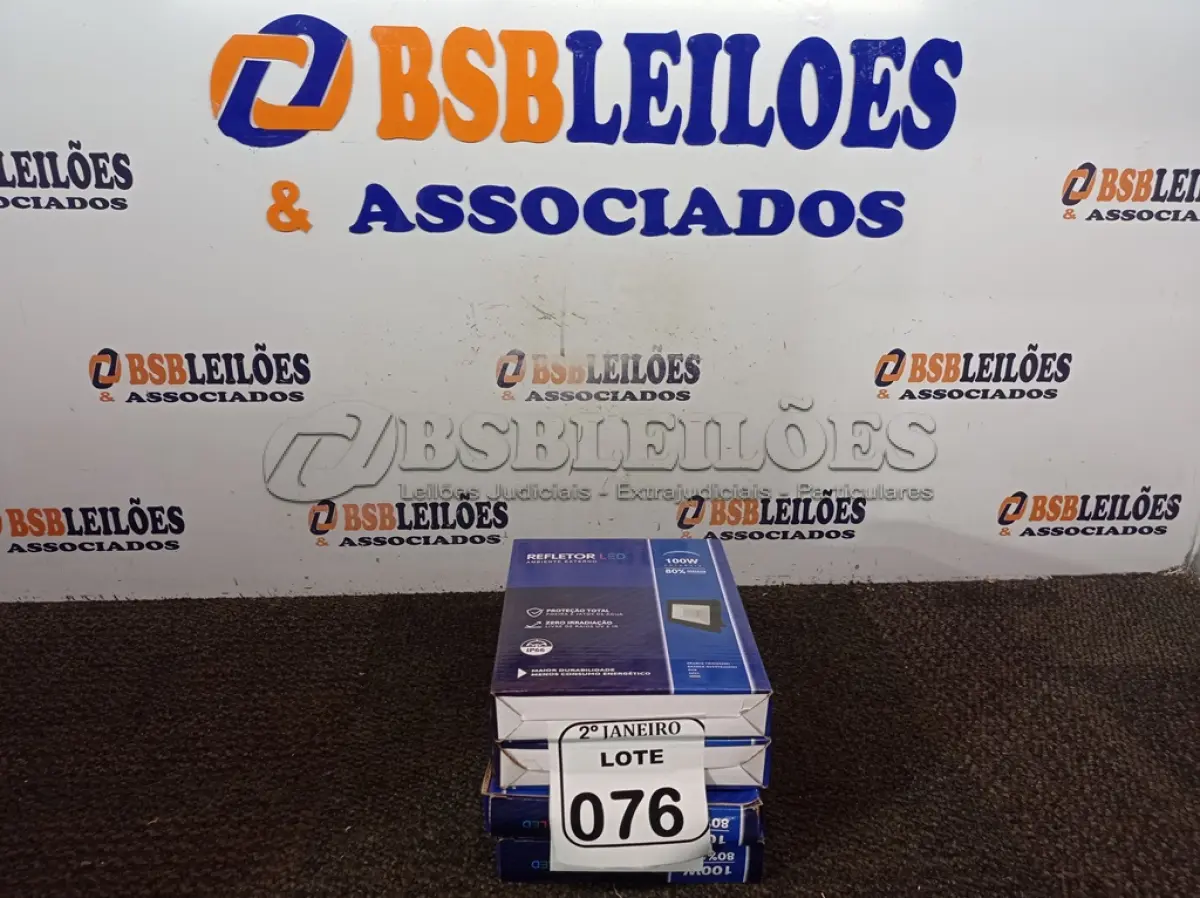 LOTE 076 - 04 REFLETORES DE LED 100W. (NO ESTADO) ATENÇÃO! FAZER A VISITAÇÃO ANTES DE ARREMATAR, NÃO SABEMOS SE FUNCIONA. LEILÃO NÃO TEM GARANTIA E NEM DEVOLUÇÃO, SUJEITO A POSSÍVEIS AVARIAS VISÍVEIS/OCULTAS E/OU AUSÊNCIA DE COMPONENTES.