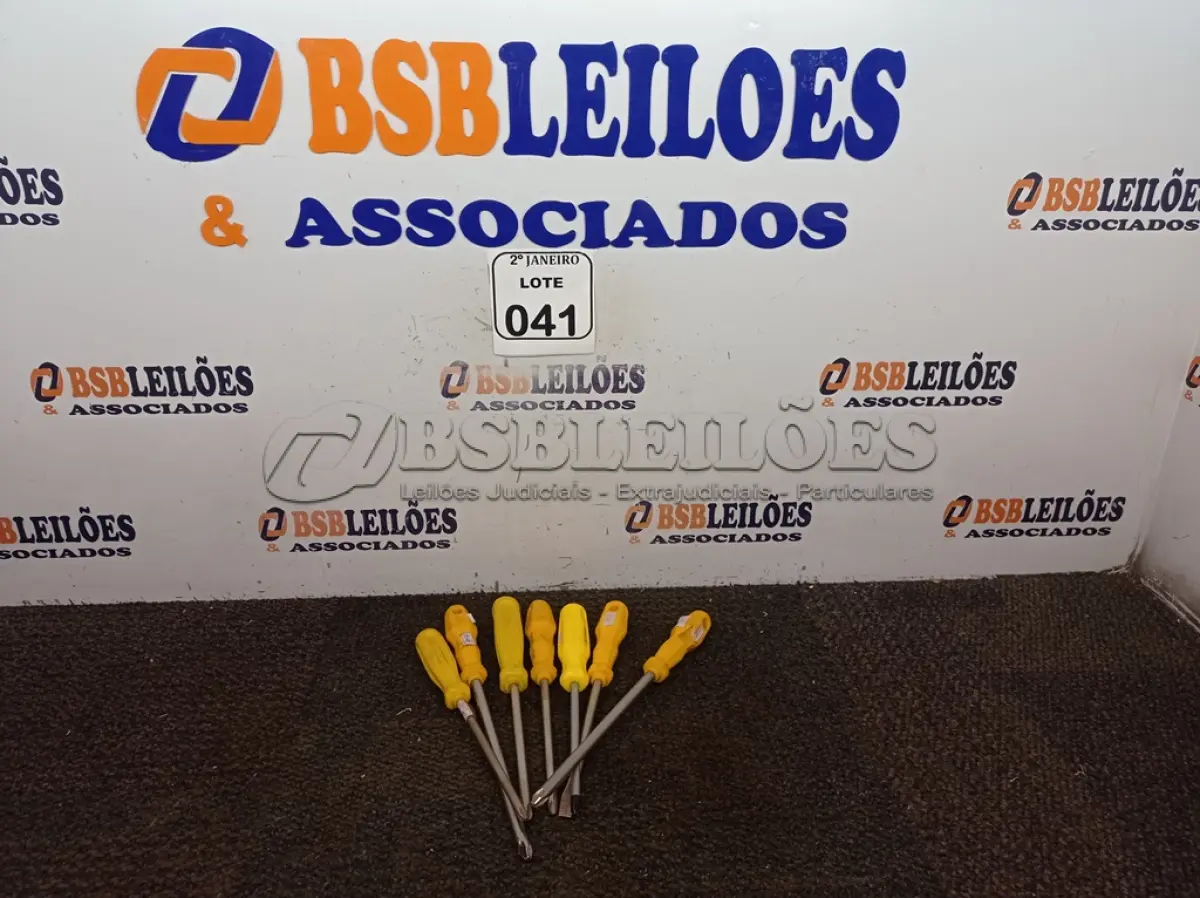 LOTE 041 - 06 CHAVES PHILIPS TAMANHOS DIVERSOS E 01 CHAVE DE FENDA. (NO ESTADO) ATENÇÃO! FAZER A VISITAÇÃO ANTES DE ARREMATAR, NÃO SABEMOS SE FUNCIONA. LEILÃO NÃO TEM GARANTIA E NEM DEVOLUÇÃO, SUJEITO A POSSÍVEIS AVARIAS VISÍVEIS/OCULTAS E/OU AUSÊNCIA DE COMPONENTES.