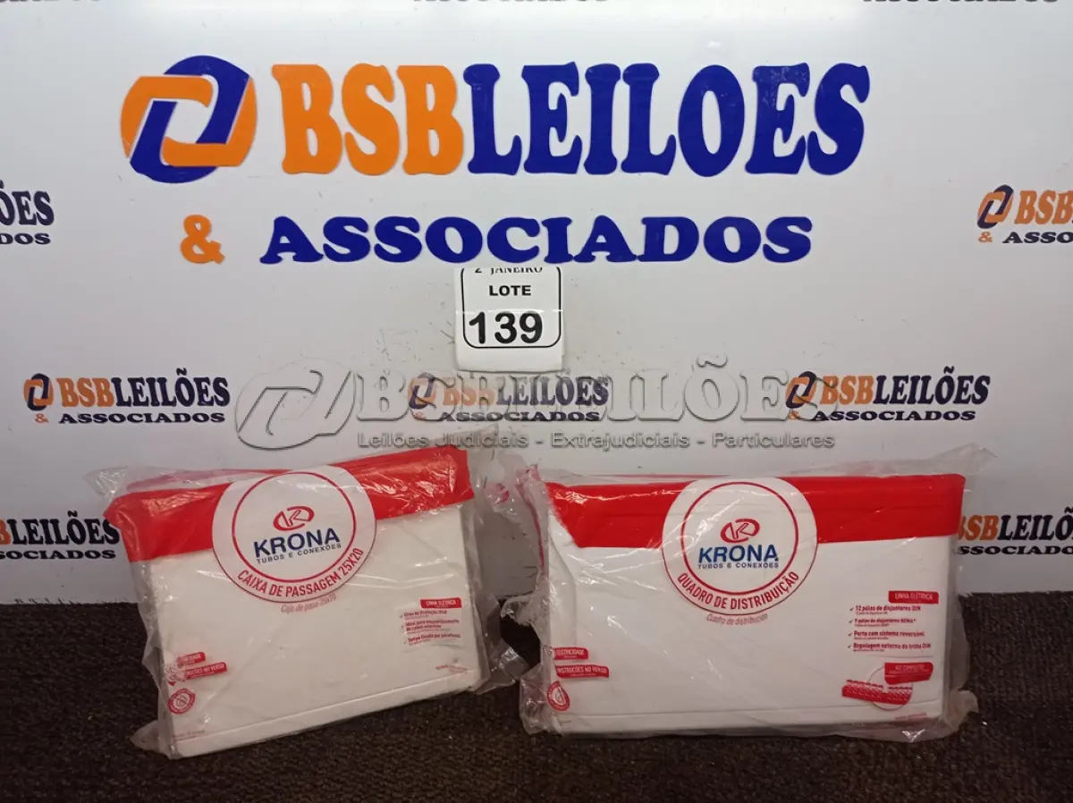 LOTE 139 - 01 CAIXA DE PASSAGEM E 01 QUADRO DE DISTRIBUIÇÃO MARCA KRONA (NOVO). (NO ESTADO) ATENÇÃO! FAZER A VISITAÇÃO ANTES DE ARREMATAR, NÃO SABEMOS SE FUNCIONA. LEILÃO NÃO TEM GARANTIA E NEM DEVOLUÇÃO, SUJEITO A POSSÍVEIS AVARIAS VISÍVEIS/OCULTAS E/OU AUSÊNCIA DE COMPONENTES.