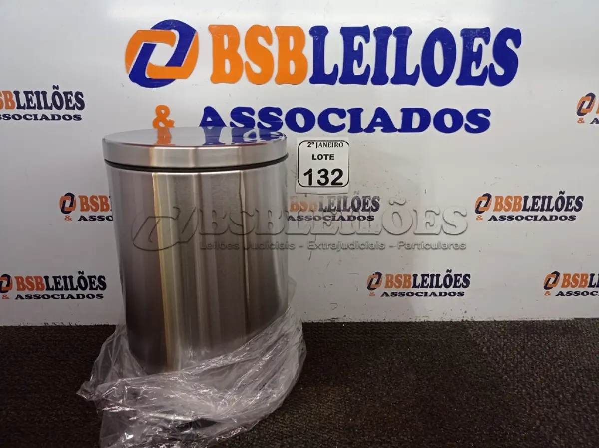 LOTE 132 - 01 LIXEIRA INOX COM PEDAL CAPACIDADE 12L. (NOVA) (NO ESTADO) ATENÇÃO! FAZER A VISITAÇÃO ANTES DE ARREMATAR, NÃO SABEMOS SE FUNCIONA. LEILÃO NÃO TEM GARANTIA E NEM DEVOLUÇÃO, SUJEITO A POSSÍVEIS AVARIAS VISÍVEIS/OCULTAS E/OU AUSÊNCIA DE COMPONENTES.