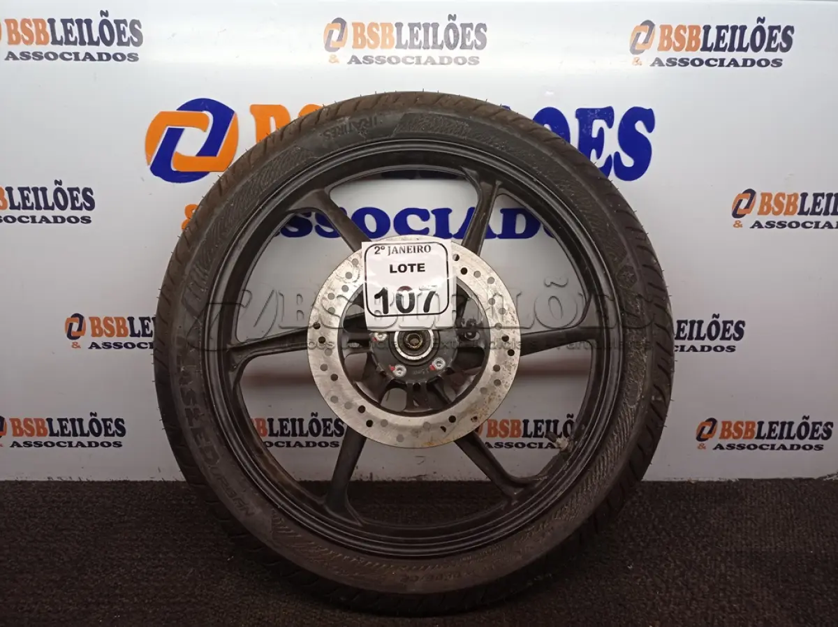 LOTE 107 - 01 RODA P/MOTO COM PNEU E CÂMARA DE AR, ARO “18. PARA HONDA 150 E 160 CILINDRADAS. (NO ESTADO) ATENÇÃO! FAZER A VISITAÇÃO ANTES DE ARREMATAR, NÃO SABEMOS SE FUNCIONA. LEILÃO NÃO TEM GARANTIA E NEM DEVOLUÇÃO, SUJEITO A POSSÍVEIS AVARIAS VISÍVEIS/OCULTAS E/OU AUSÊNCIA DE COMPONENTES.