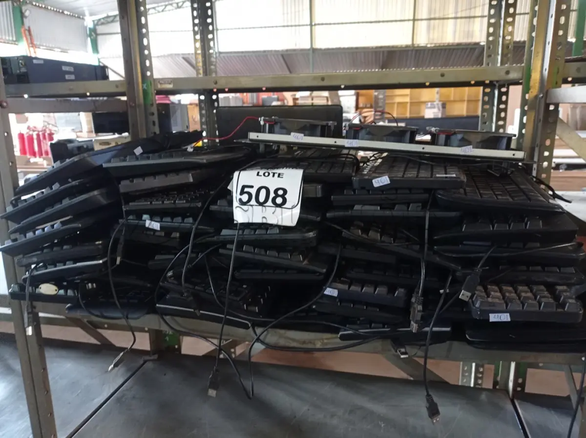 LOTE 508 - 01 LOTE C/GRANDE QUANTIDADE DE TECLADOS MARCASSE MODELOS DIVERSOS E 03 COOLERS. (NO ESTADO) ATENÇÃO! FAZER A VISITAÇÃO ANTES DE ARREMATAR, NÃO SABEMOS SE FUNCIONA. LEILÃO NÃO TEM GARANTIA E NEM DEVOLUÇÃO, SUJEITO A POSSÍVEIS AVARIAS VISÍVEIS/OCULTAS E/OU AUSÊNCIA DE COMPONENTES.