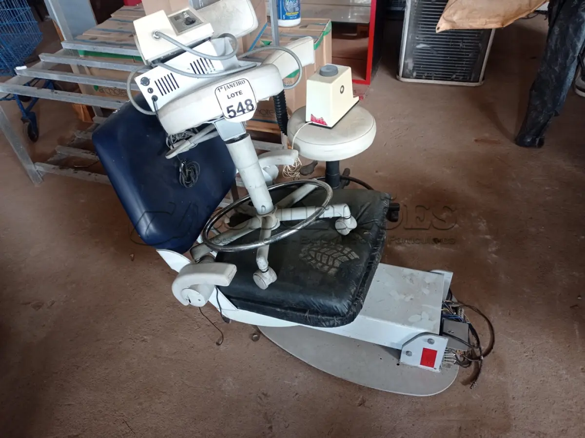 LOTE 548 - 01 CADEIRA DE DENTISTA E EQUIPAMENTOS ODONTOLÓGICOS DIVERSOS. (NO ESTADO) ATENÇÃO! FAZER A VISITAÇÃO ANTES DE ARREMATAR, NÃO SABEMOS SE FUNCIONA. LEILÃO NÃO TEM GARANTIA E NEM DEVOLUÇÃO, SUJEITO A POSSÍVEIS AVARIAS VISÍVEIS/OCULTAS E/OU AUSÊNCIA DE COMPONENTES.