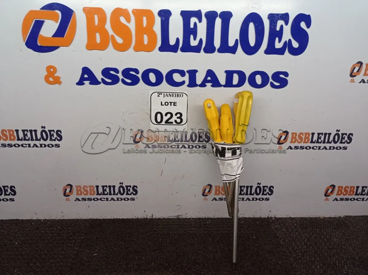LOTE 023 - 04 CHAVES PHILIPS E 02 CHAVES DE FENDAS TAMANHOS DIVERSOS. (NO ESTADO) ATENÇÃO! FAZER A VISITAÇÃO ANTES DE ARREMATAR, NÃO SABEMOS SE FUNCIONA. LEILÃO NÃO TEM GARANTIA E NEM DEVOLUÇÃO, SUJEITO A POSSÍVEIS AVARIAS VISÍVEIS/OCULTAS E/OU AUSÊNCIA DE COMPONENTES.