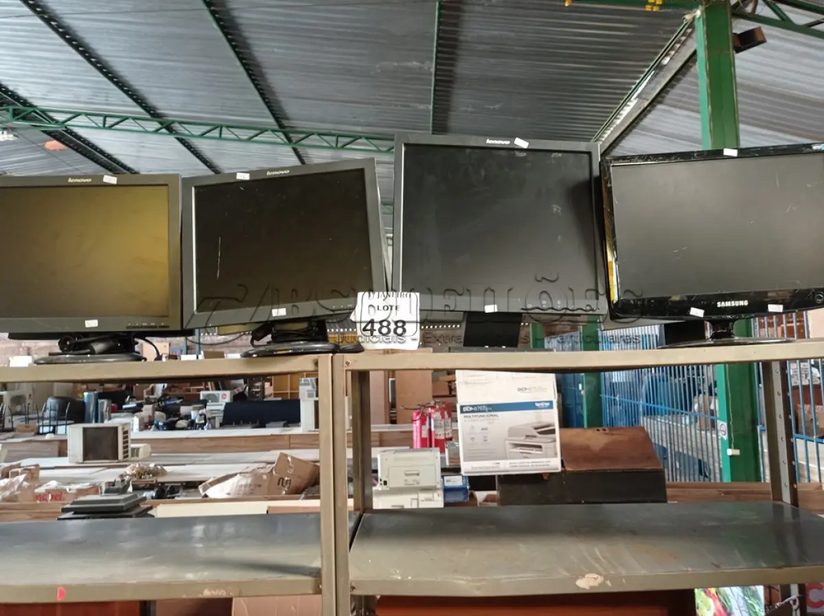 LOTE 488 - 08 MONITORES LCD MARCAS E MODELOS DIVERSOS. (NO ESTADO) ATENÇÃO! FAZER A VISITAÇÃO ANTES DE ARREMATAR, NÃO SABEMOS SE FUNCIONA. LEILÃO NÃO TEM GARANTIA E NEM DEVOLUÇÃO, SUJEITO A POSSÍVEIS AVARIAS VISÍVEIS/OCULTAS E/OU AUSÊNCIA DE COMPONENTES.