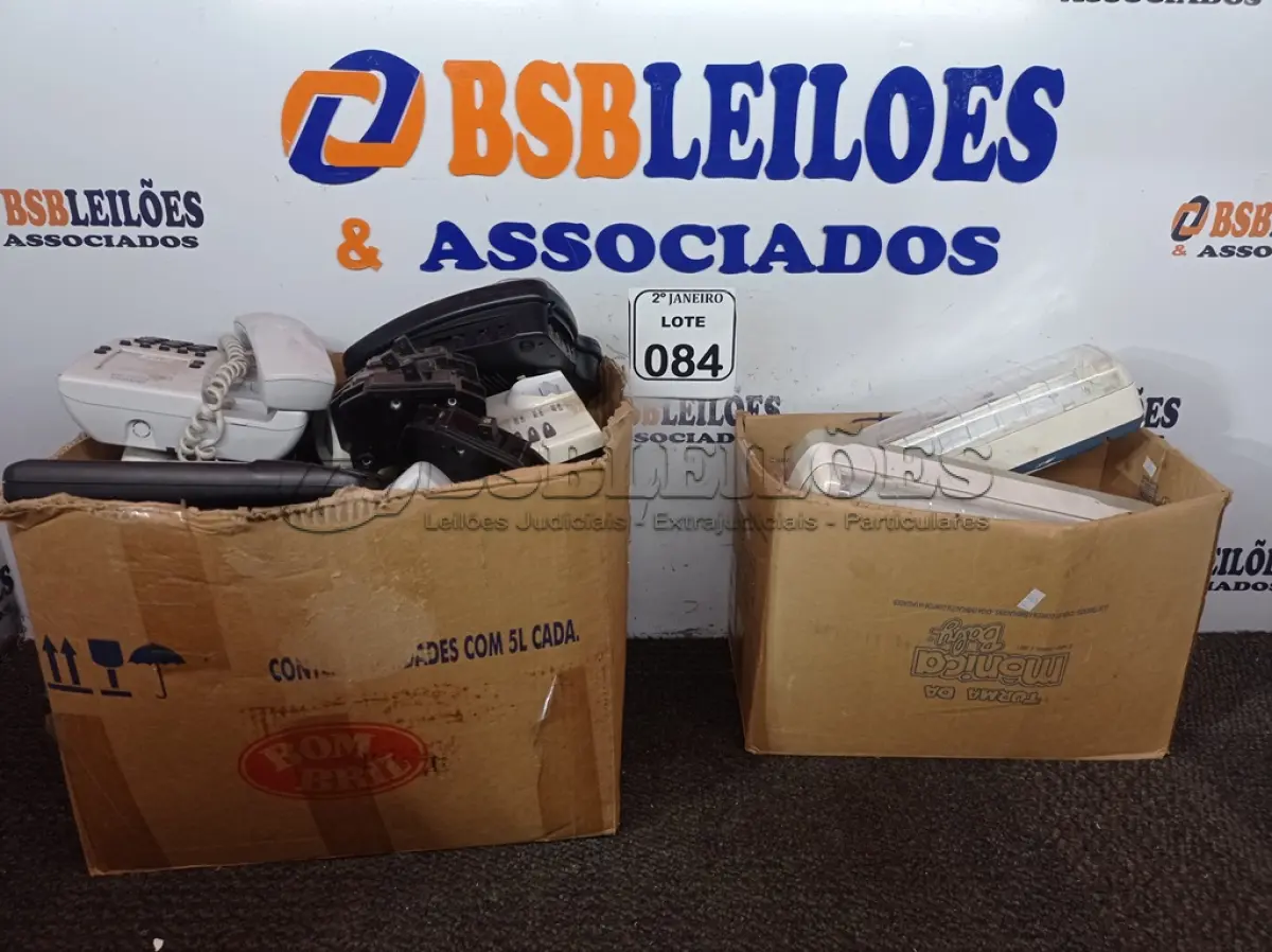LOTE 084 - 01 LOTE C/VÁRIOS APARELHOS TELEFÔNICOS, LUMINÁRIAS DE EMERGÊNCIA E MATERIAIS DIVERSOS. (NO ESTADO) ATENÇÃO! FAZER A VISITAÇÃO ANTES DE ARREMATAR, NÃO SABEMOS SE FUNCIONA. LEILÃO NÃO TEM GARANTIA E NEM DEVOLUÇÃO, SUJEITO A POSSÍVEIS AVARIAS VISÍVEIS/OCULTAS E/OU AUSÊNCIA DE COMPONENTES.
