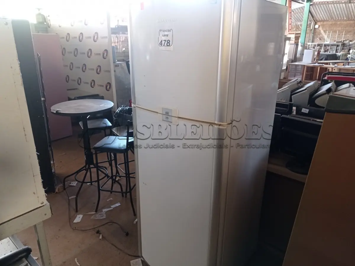 LOTE 478 - 01 GELADEIRA 220V MARCA BRASTEMP. (NO ESTADO) ATENÇÃO! FAZER A VISITAÇÃO ANTES DE ARREMATAR, NÃO SABEMOS SE FUNCIONA. LEILÃO NÃO TEM GARANTIA E NEM DEVOLUÇÃO, SUJEITO A POSSÍVEIS AVARIAS VISÍVEIS/OCULTAS E/OU AUSÊNCIA DE COMPONENTES.