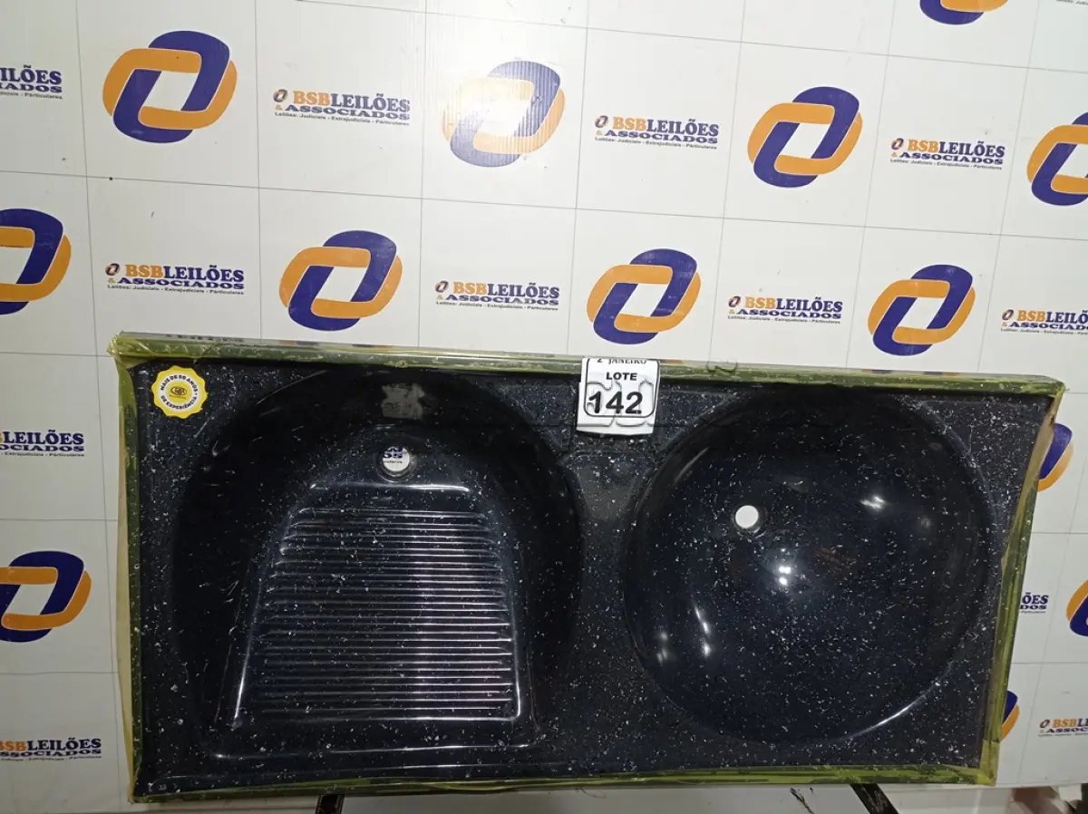 LOTE 142 - 01 TANQUE DE FIBRA 124CM X 62CM. (NO ESTADO) ATENÇÃO! FAZER A VISITAÇÃO ANTES DE ARREMATAR, NÃO SABEMOS SE FUNCIONA. LEILÃO NÃO TEM GARANTIA E NEM DEVOLUÇÃO, SUJEITO A POSSÍVEIS AVARIAS VISÍVEIS/OCULTAS E/OU AUSÊNCIA DE COMPONENTES.