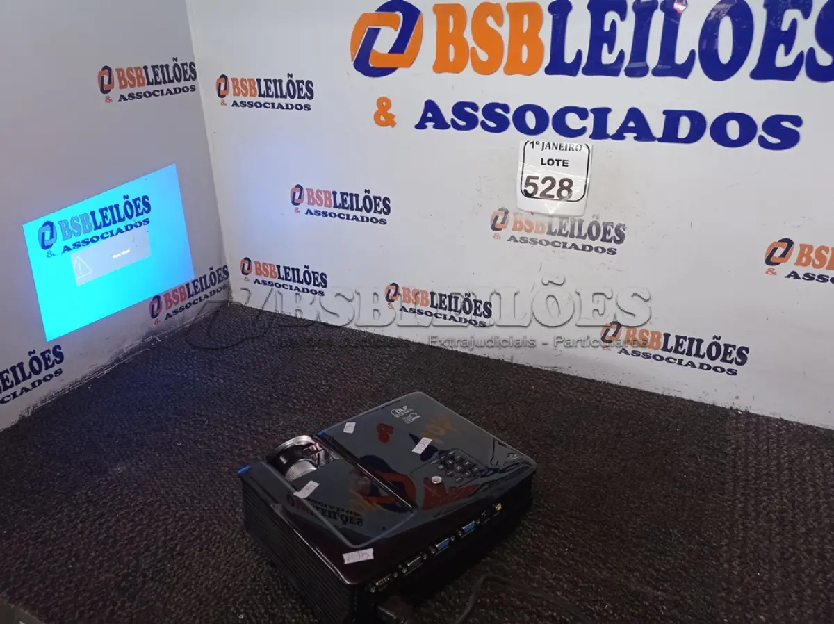 LOTE 528 - 01 PROJETOR MULTIMÍDIA BENQ. (NO ESTADO) ATENÇÃO! FAZER A VISITAÇÃO ANTES DE ARREMATAR, NÃO SABEMOS SE FUNCIONA. LEILÃO NÃO TEM GARANTIA E NEM DEVOLUÇÃO, SUJEITO A POSSÍVEIS AVARIAS VISÍVEIS/OCULTAS E/OU AUSÊNCIA DE COMPONENTES.