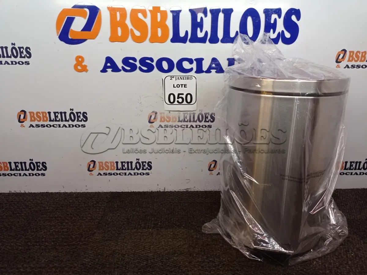 LOTE 050 - 01 LIXEIRA EM INOX COM PEDAL CAPACIDADE 12 L. (NOVA). (NO ESTADO) ATENÇÃO! FAZER A VISITAÇÃO ANTES DE ARREMATAR, NÃO SABEMOS SE FUNCIONA. LEILÃO NÃO TEM GARANTIA E NEM DEVOLUÇÃO, SUJEITO A POSSÍVEIS AVARIAS VISÍVEIS/OCULTAS E/OU AUSÊNCIA DE COMPONENTES.