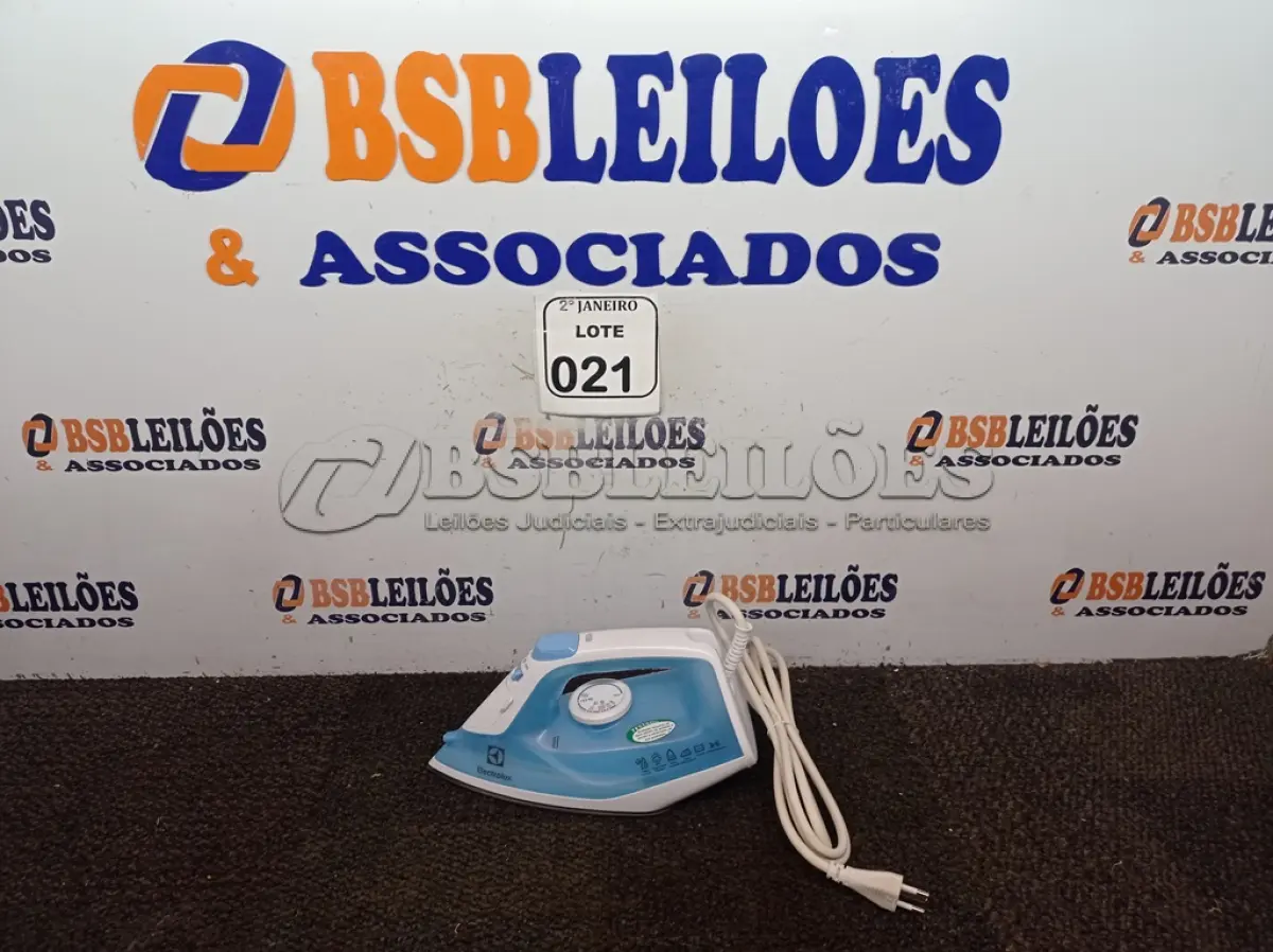 LOTE 021 - 01 FERRO A VAPOR P/ PASSAR ROUPAS ELECTROLUX COR BRANCA C/AZUL (NOVO). (NO ESTADO) ATENÇÃO! FAZER A VISITAÇÃO ANTES DE ARREMATAR, NÃO SABEMOS SE FUNCIONA. LEILÃO NÃO TEM GARANTIA E NEM DEVOLUÇÃO, SUJEITO A POSSÍVEIS AVARIAS VISÍVEIS/OCULTAS E/OU AUSÊNCIA DE COMPONENTES.