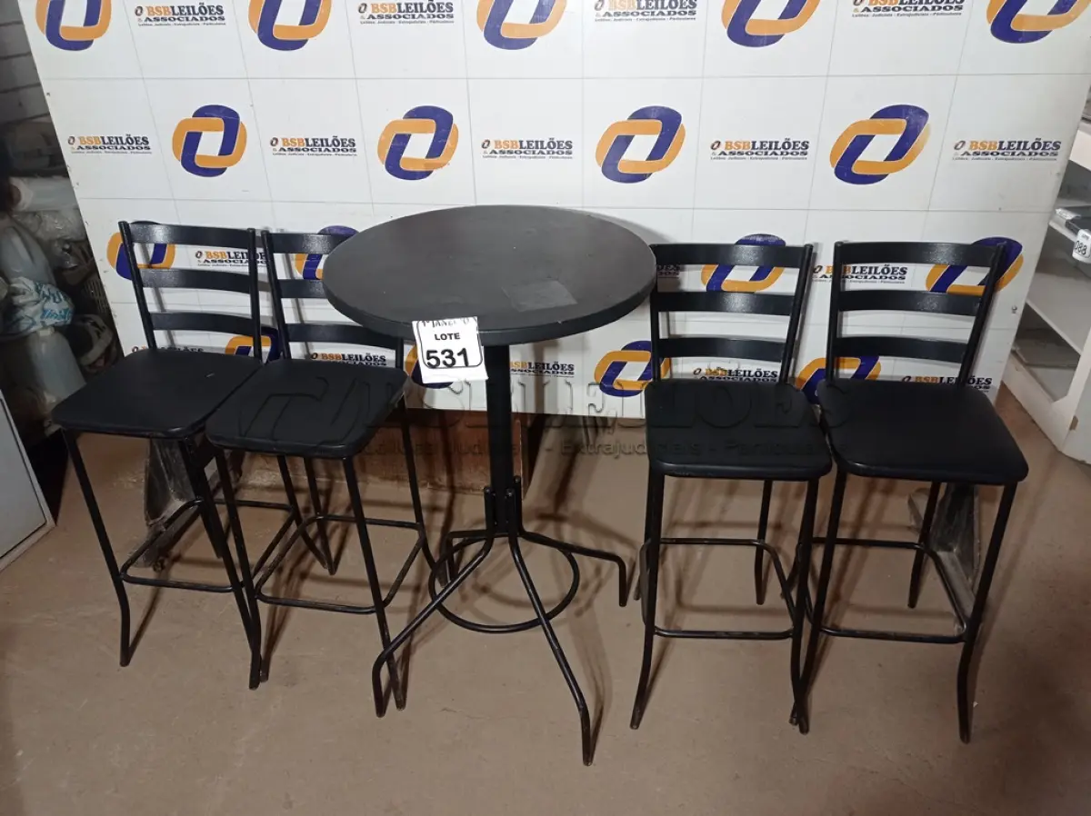 LOTE 531 - 01 MESA BISTRÔ C/04 BAQUETAS. (NO ESTADO) ATENÇÃO! FAZER A VISITAÇÃO ANTES DE ARREMATAR, NÃO SABEMOS SE FUNCIONA. LEILÃO NÃO TEM GARANTIA E NEM DEVOLUÇÃO, SUJEITO A POSSÍVEIS AVARIAS VISÍVEIS/OCULTAS E/OU AUSÊNCIA DE COMPONENTES.